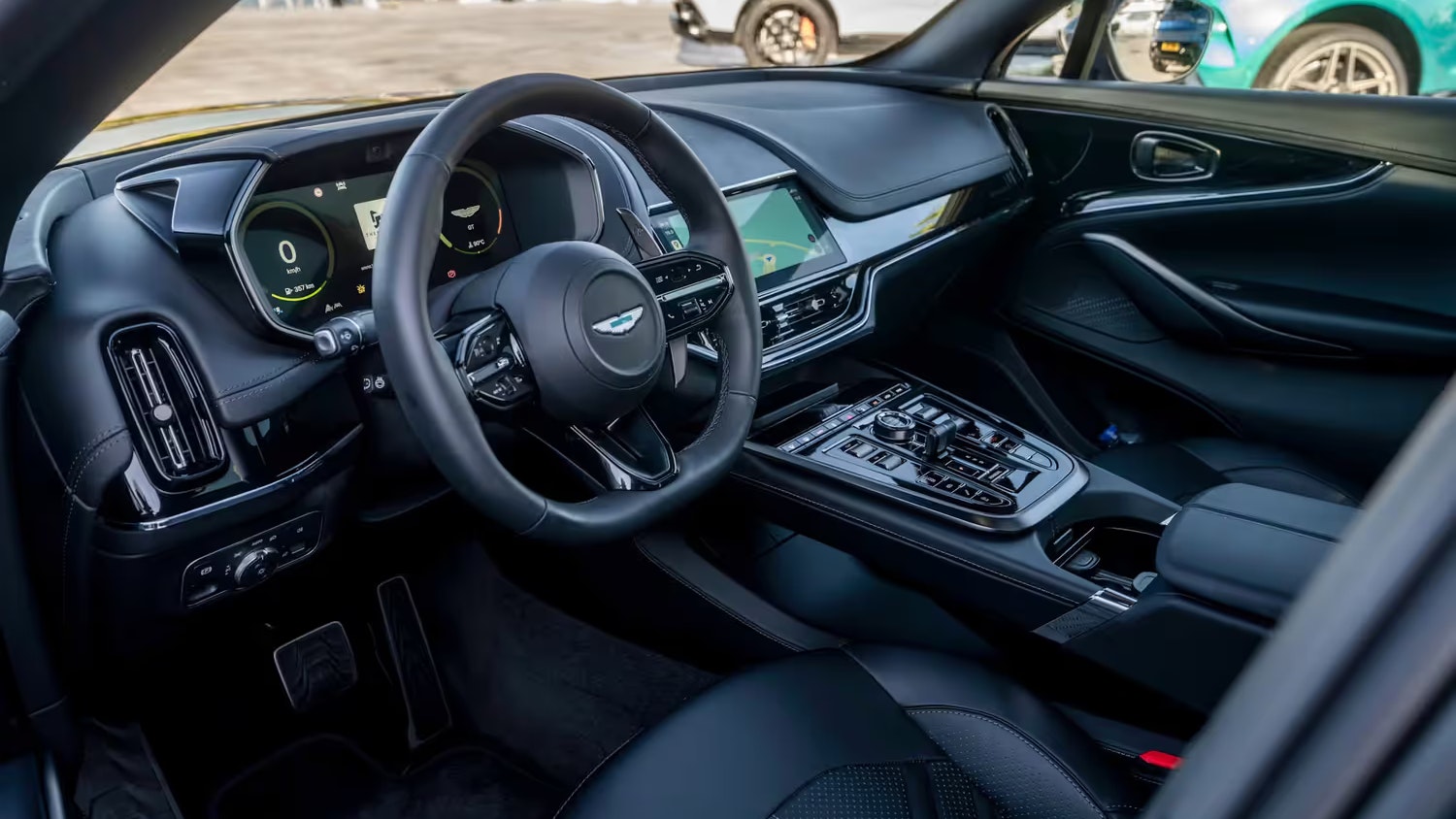 Luxus-Lounge auf Rädern: Leder, Alcantara und das neue Infotainment machen den DBX S zum perfekten Begleiter für die exklusive Insel-Tour.