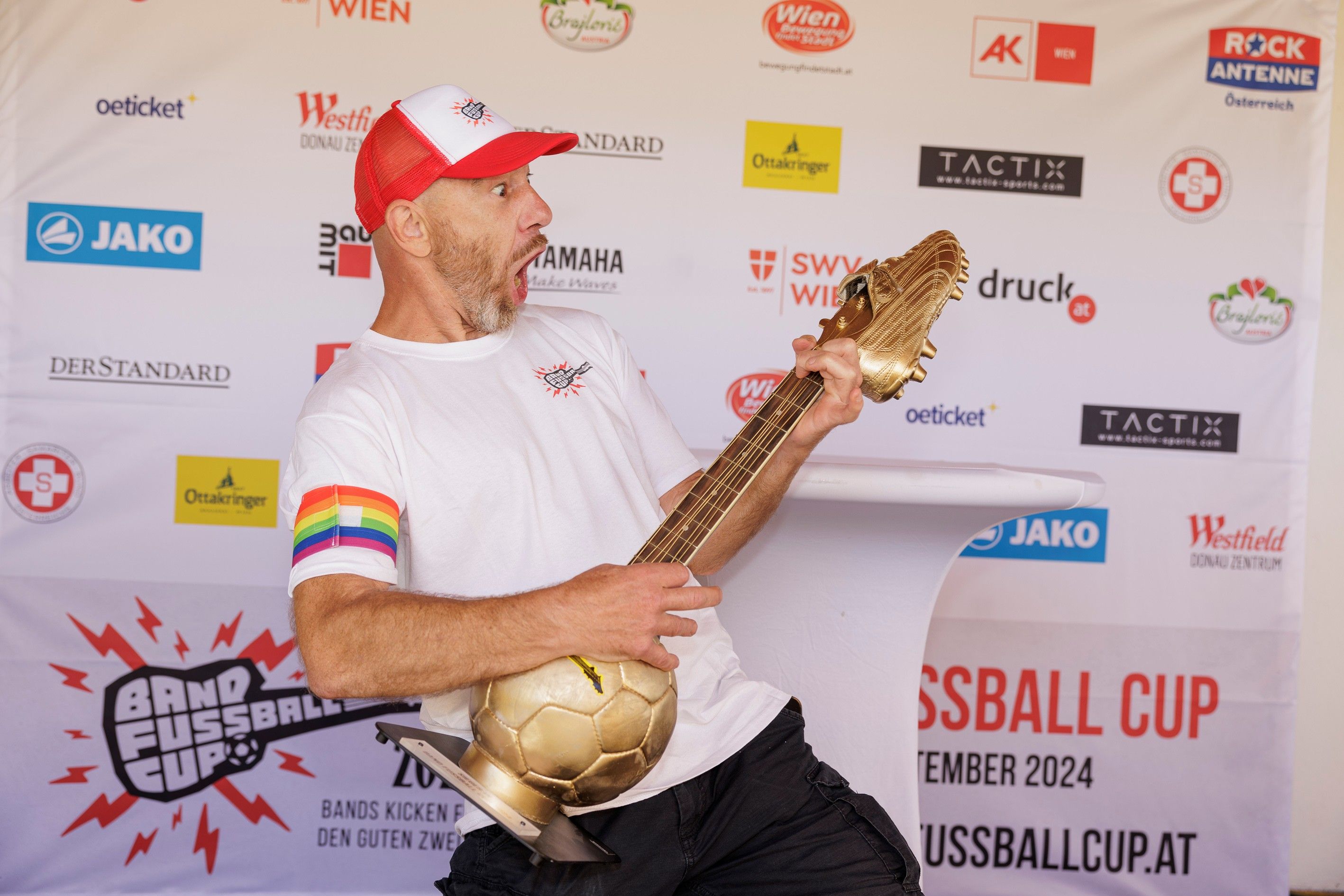 Roman Gregory führt durch den Charity-Nachmittag.