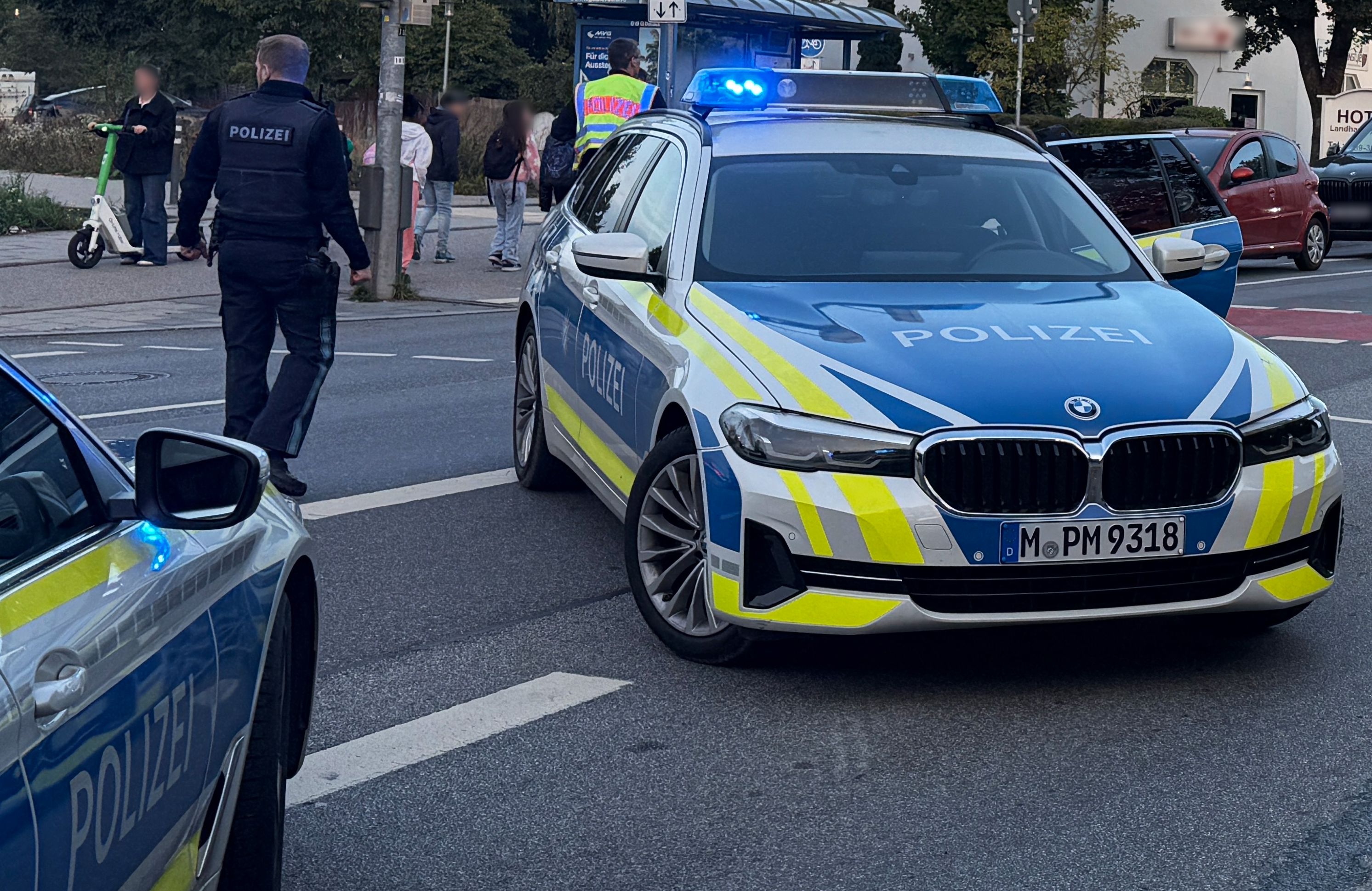 Zahlreiche Polizisten befinden sich aktuell vor Ort.