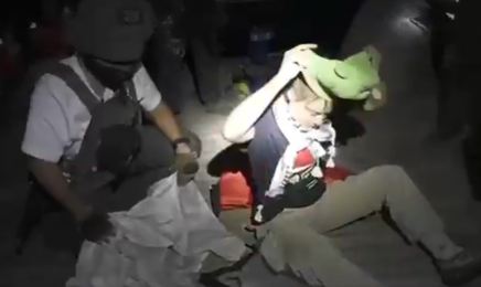 Das israelische Außenministerium veröffentlichte eine Aufnahme, auf der zu sehen ist, wie die Klimaaktivistin Greta Thunberg in Gewahrsam genommen wurde.