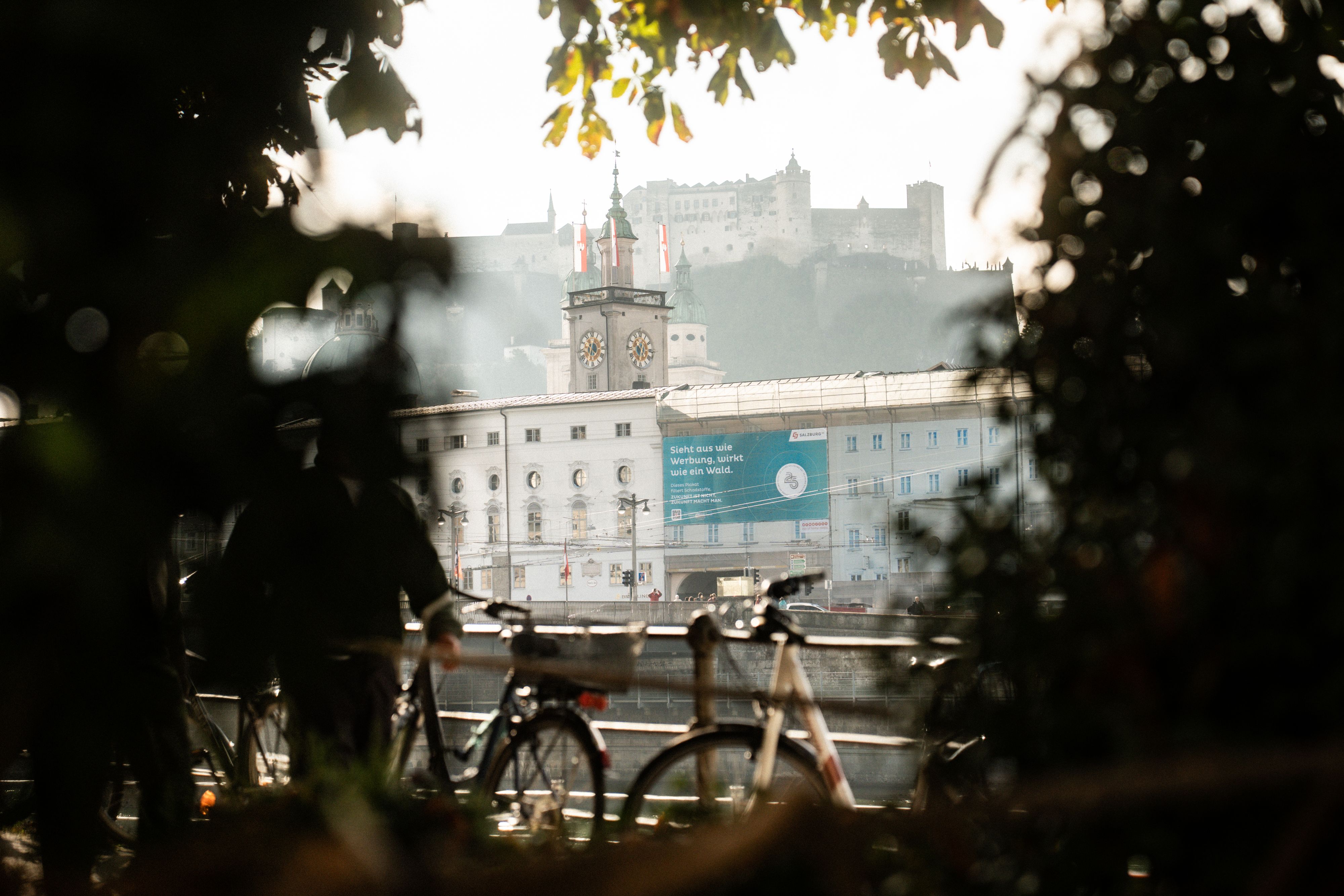 Das Plakat in Salzburg bleibt bis 31. Oktober aufgehängt.