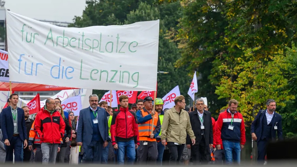 Schobesberger (rechts) war am Montag Teil der Protestaktion am Werksgelände der Lenzing AG.