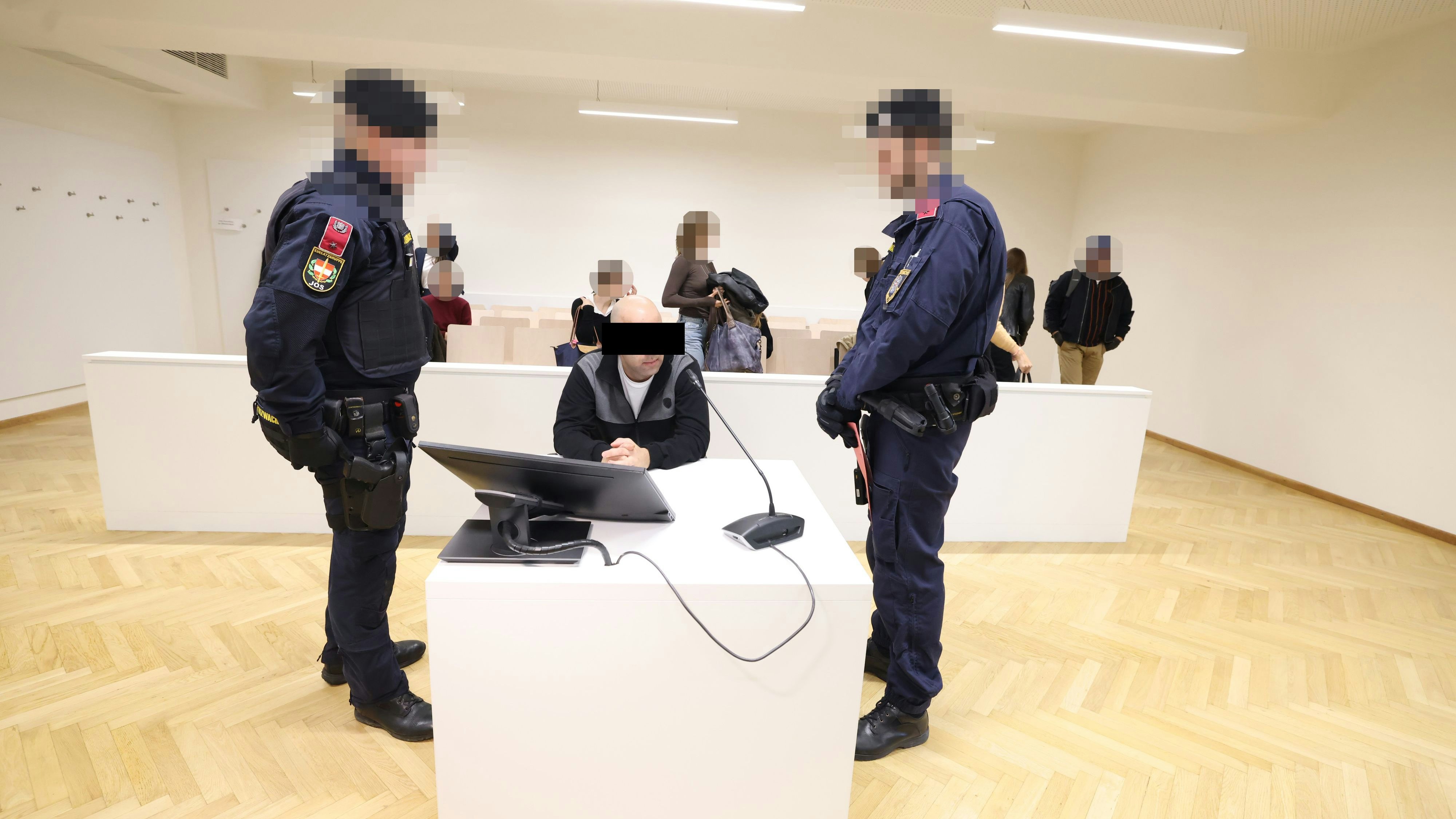 Heute.at - Vorm Parlament – Mann greift nach Waffe von Polizist