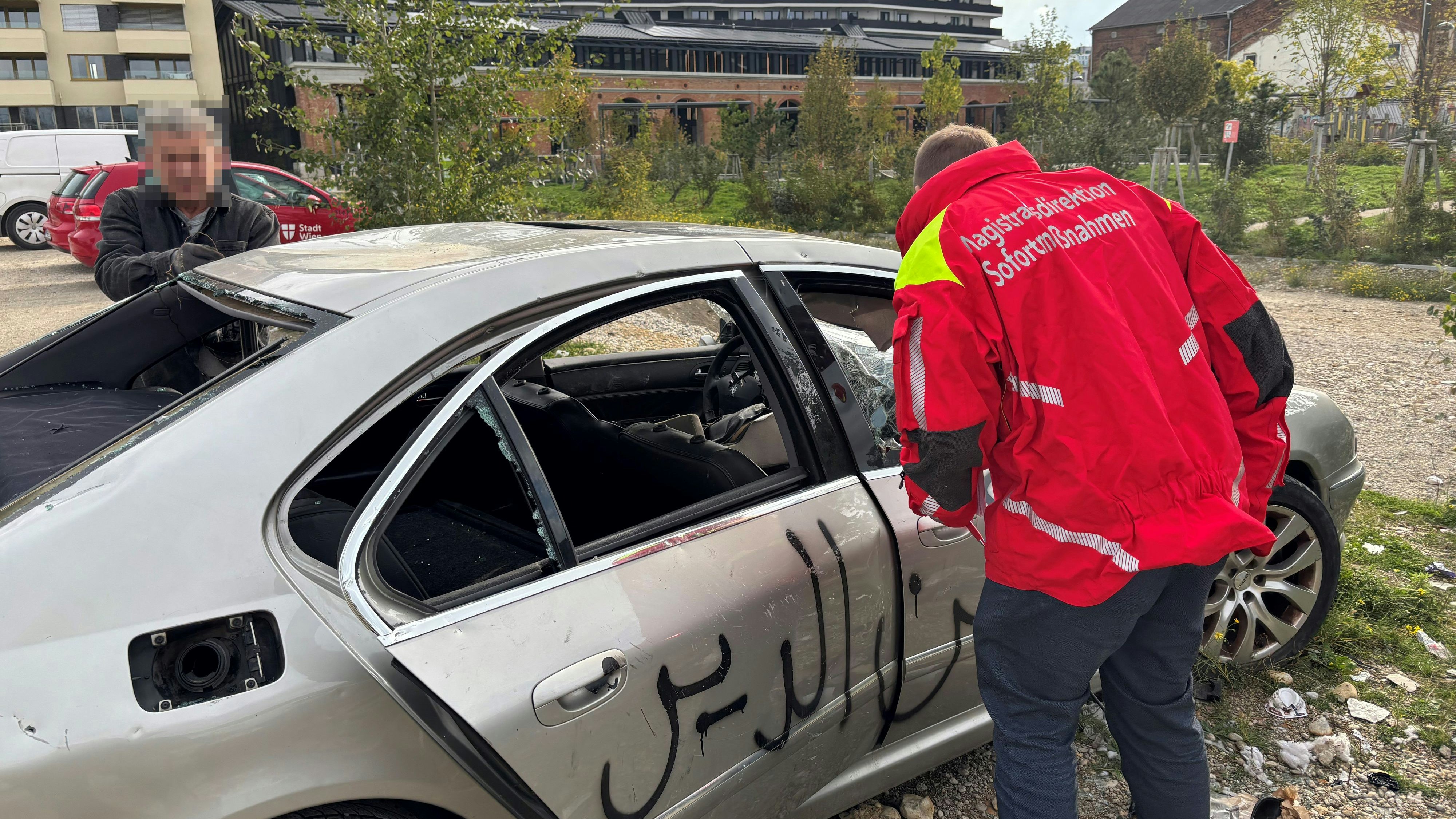 Heute.at - Schrottautos neben Spielplatz in Favoriten entfernt