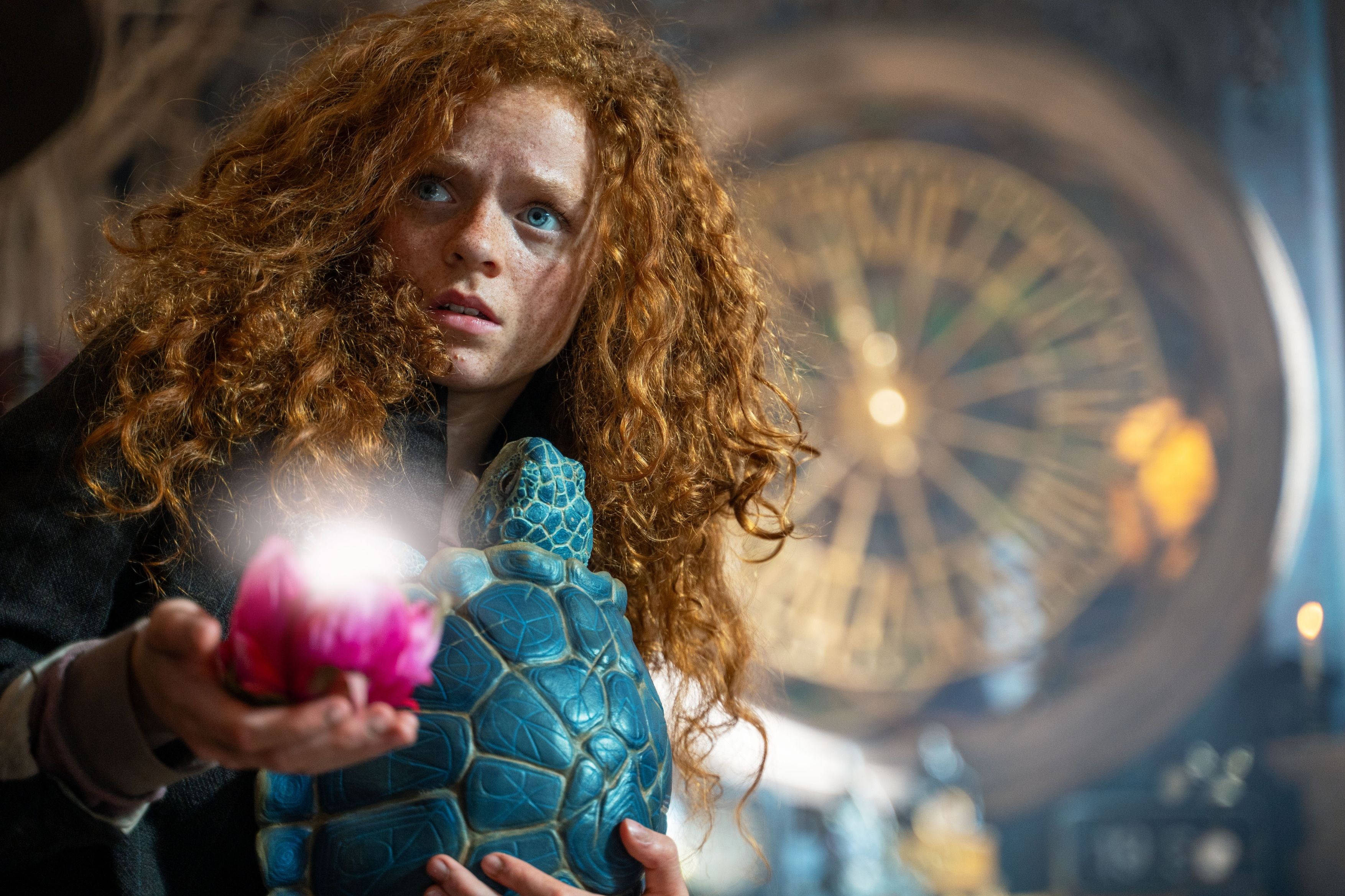 Alexa Goodall spielt das Waisenmädchen Momo.