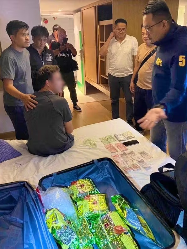 Die Polizei fand die Drogen in Teebeuteln versteckt und nahm neben Wilson auch weitere Mitglieder der Bande fest.