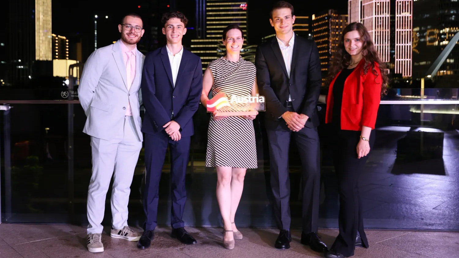 Die Seeds for the Future Gewinner:innen mit Catharina Rieder (Head of CSR, Huawei Austria) in Shanghai v.l.n.r.: Mathias Pichler, Simon Proksch, Catharina Rieder, Benjamin Raumauf und Sarah Mayrhofer.