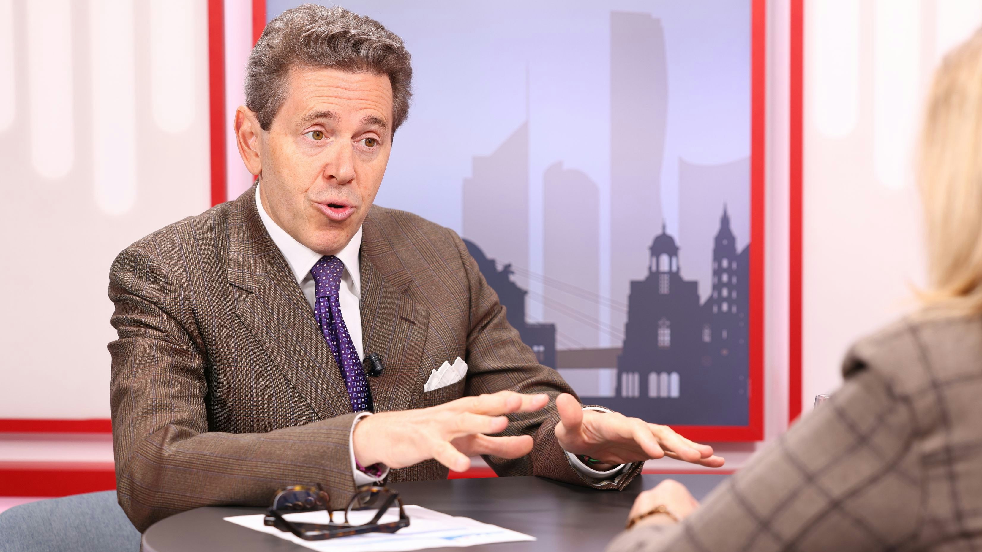 WKO-Chef Harald Mahrer sieht Österreichs Wirtschaft unter überbordenden Bürokratiekosten wanken.