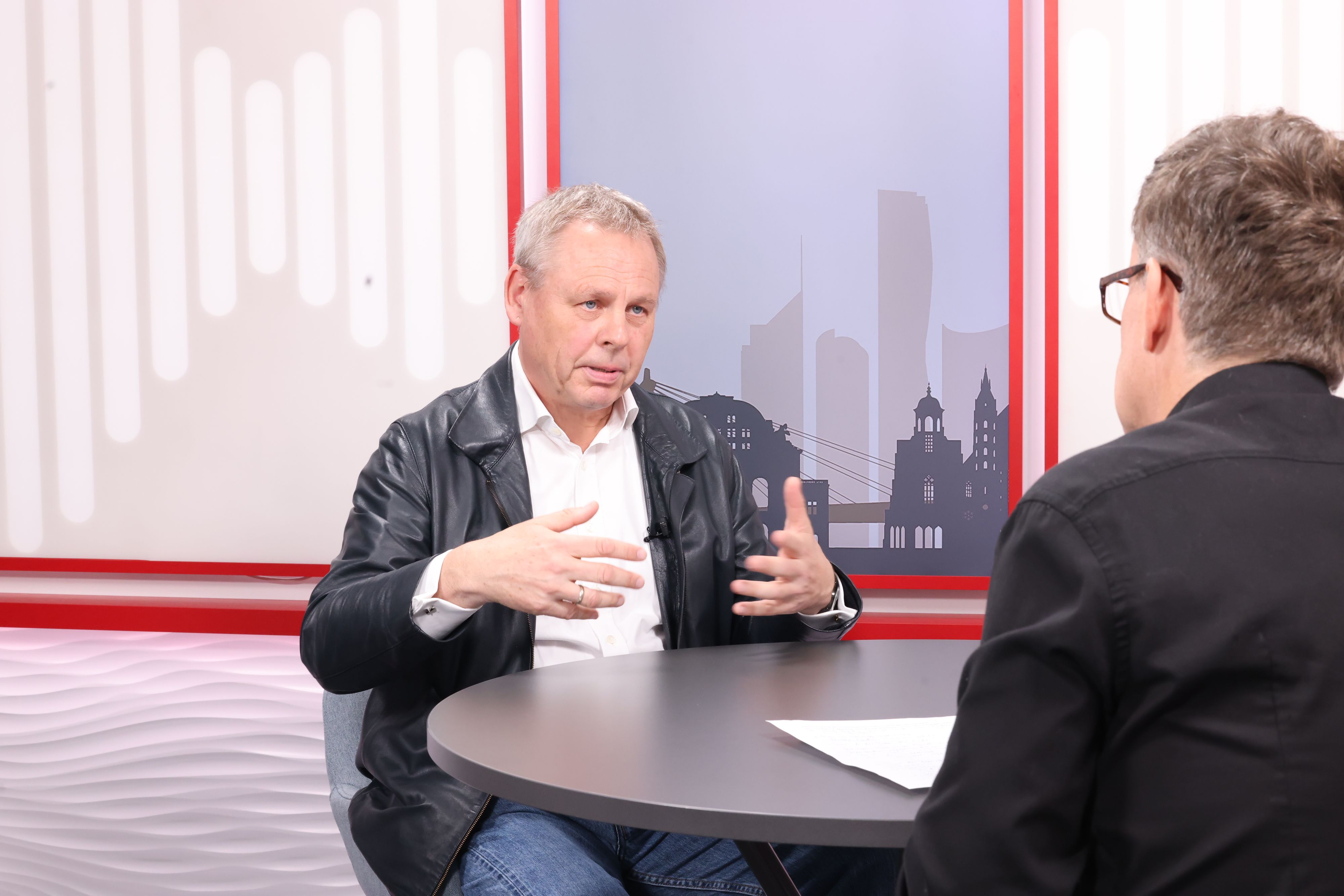 Der Berliner Biologe Jörg Blech im Talk mit Klima-Redakteur Bernd Watzka.