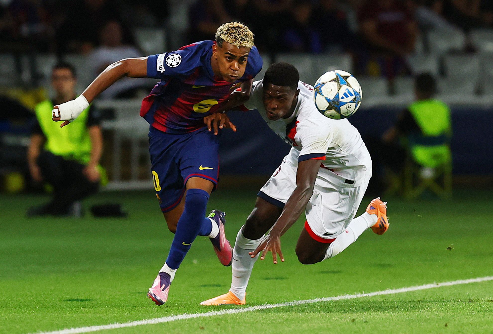 Barcelona-Star Lamine Yamal im Duell mit Paris St.-Germain. 