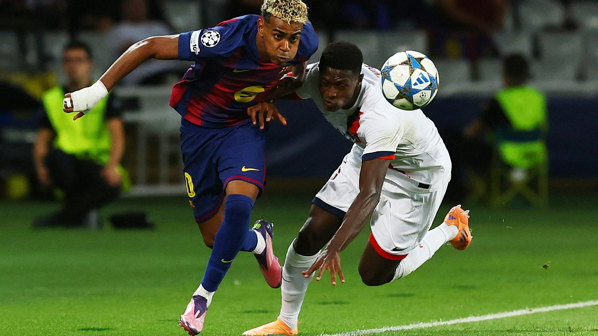 Barcelona-Star Lamine Yamal im Duell mit Paris St.-Germain. 