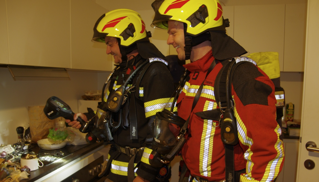 Die Feuerwehr brachte die angekokelten Gegenstände von der Herdplatte ins Freie
