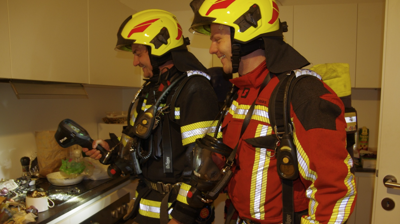 Die Feuerwehr brachte die angekokelten Gegenstände von der Herdplatte ins Freie