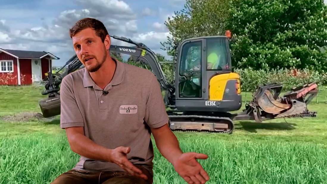 Sebastian Hainzl will nun andere vor ähnliche Fallen warnen. Im Hintergrund: Ein Bil des besagten Baggers.