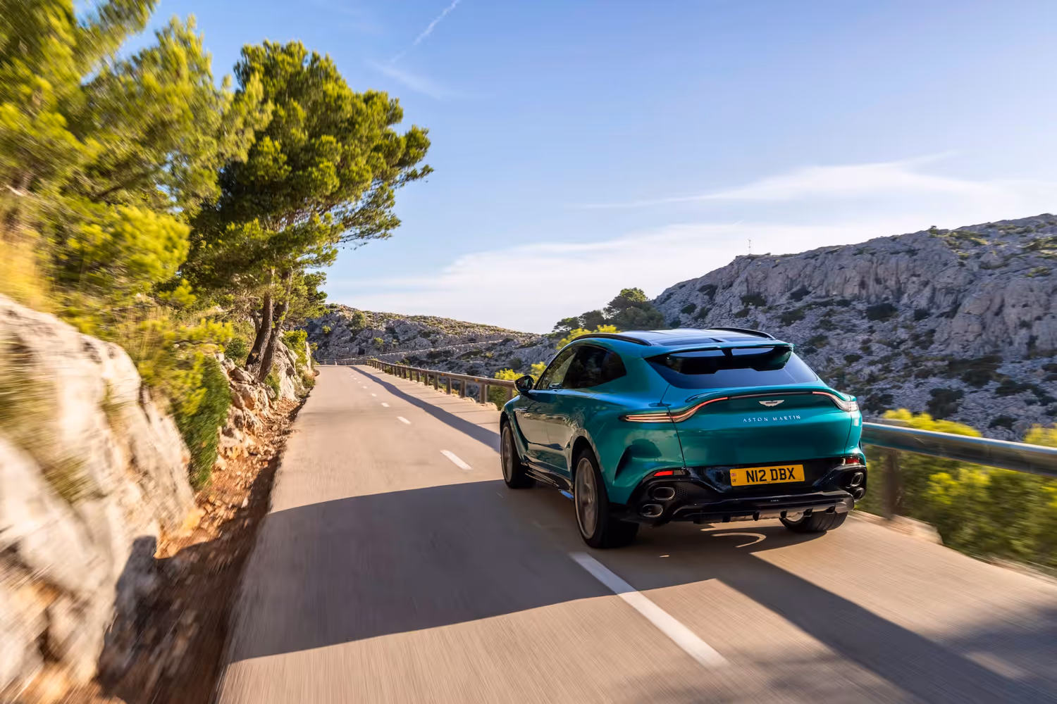 Britische Power auf mallorquinischem Asphalt: Der DBX S jagt durch die Tramuntana – 727 PS, die jede Kurve zum Erlebnis machen. Der DBX S ist ab sofort bestellbar, Kostenpunkt ab 320.000 Euro.