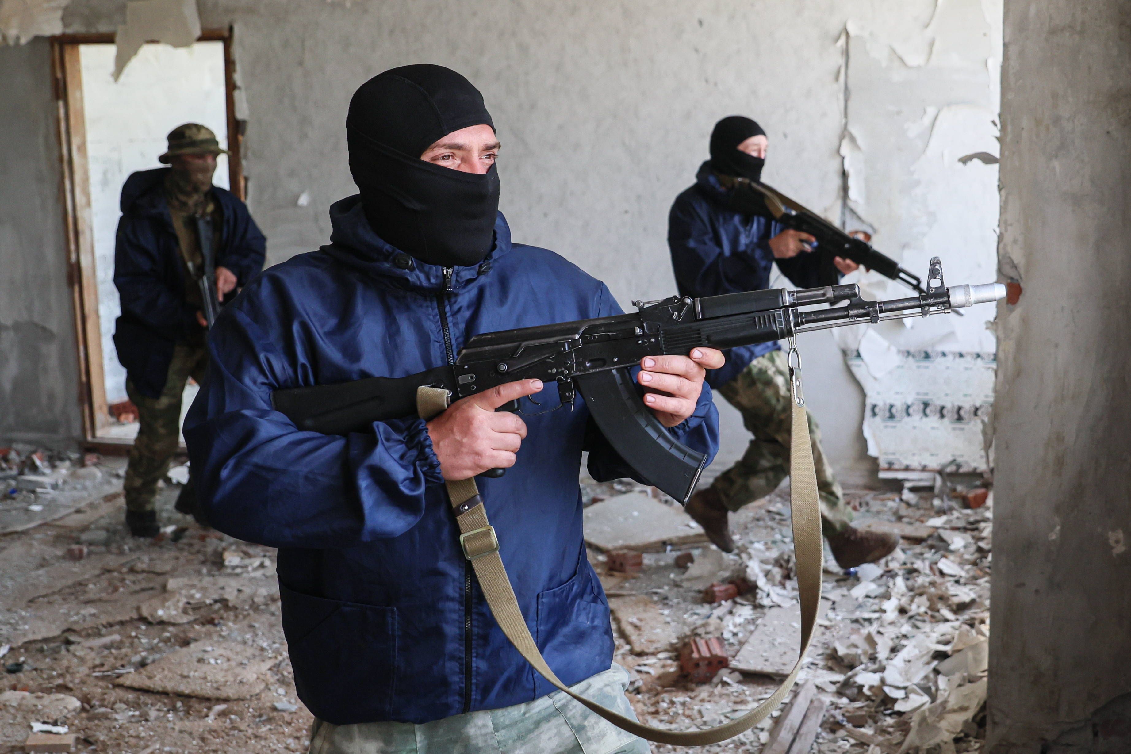 Die Saboteure sollen sich als russische Spetsnaz-Einheiten ausgeben, behauptet der Kreml.