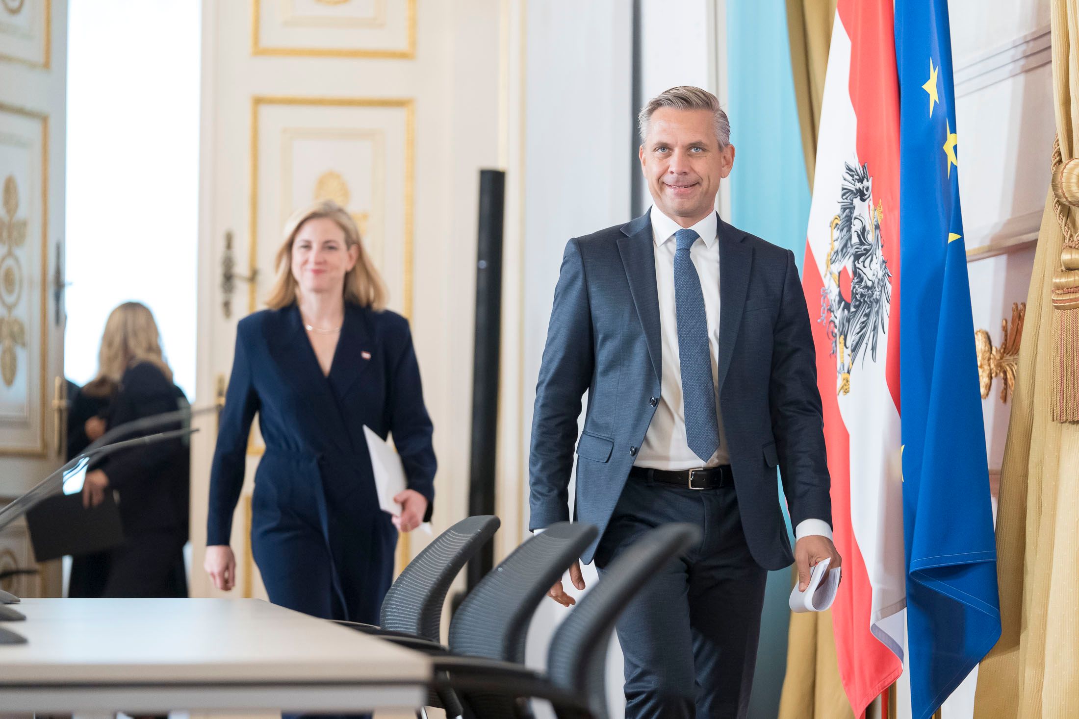 Pressefoyer nach dem Ministerrat (1. Oktober 2025) mit Wirtschaftsminister Wolfgang Hattmannsdorfer, Außenministerin Beate Meinl-Reisinger und Staatssekretärin Michaela Schmidt.
