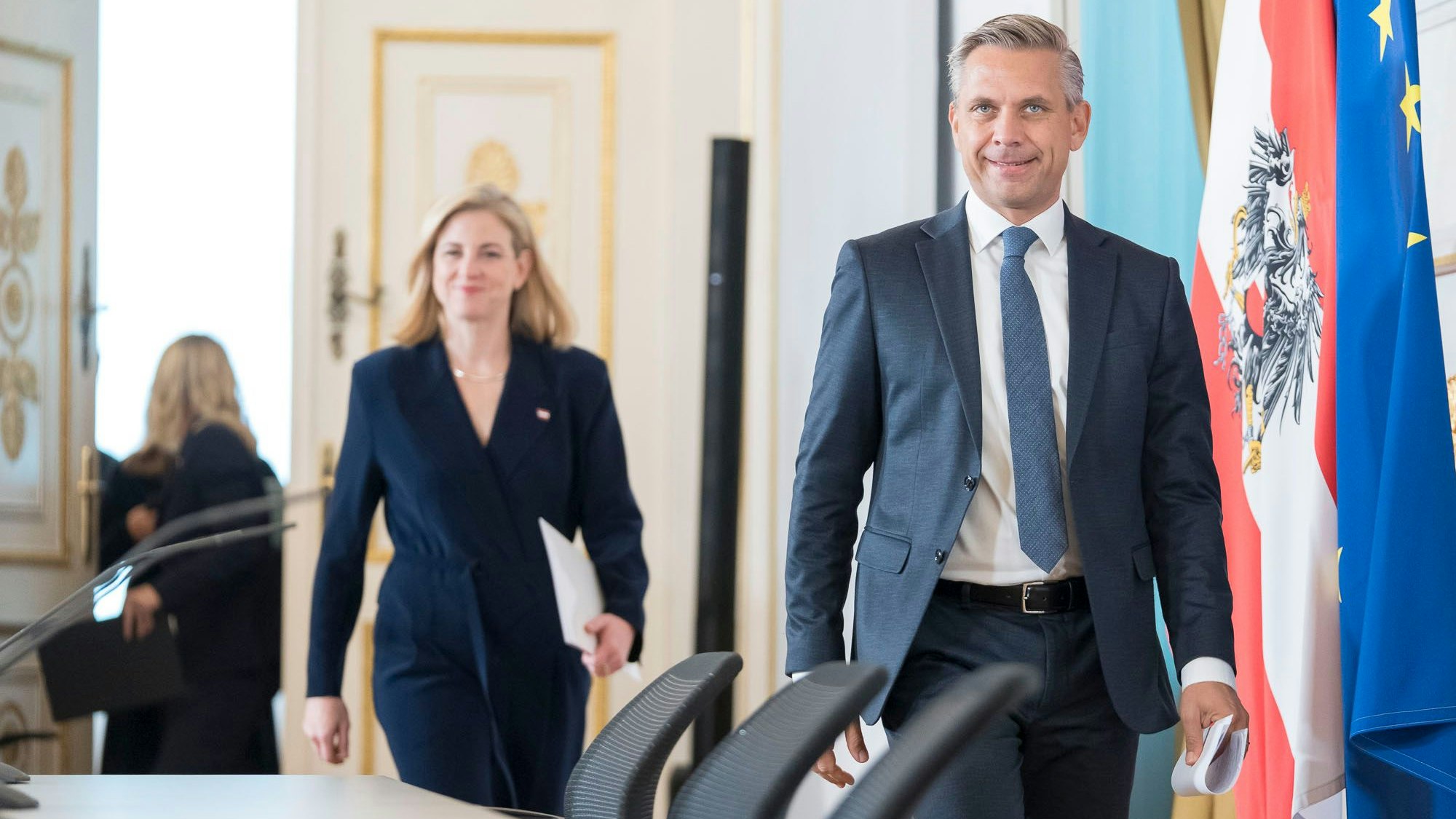 Pressefoyer nach dem Ministerrat (1. Oktober 2025) mit Wirtschaftsminister Wolfgang Hattmannsdorfer, Außenministerin Beate Meinl-Reisinger und Staatssekretärin Michaela Schmidt.