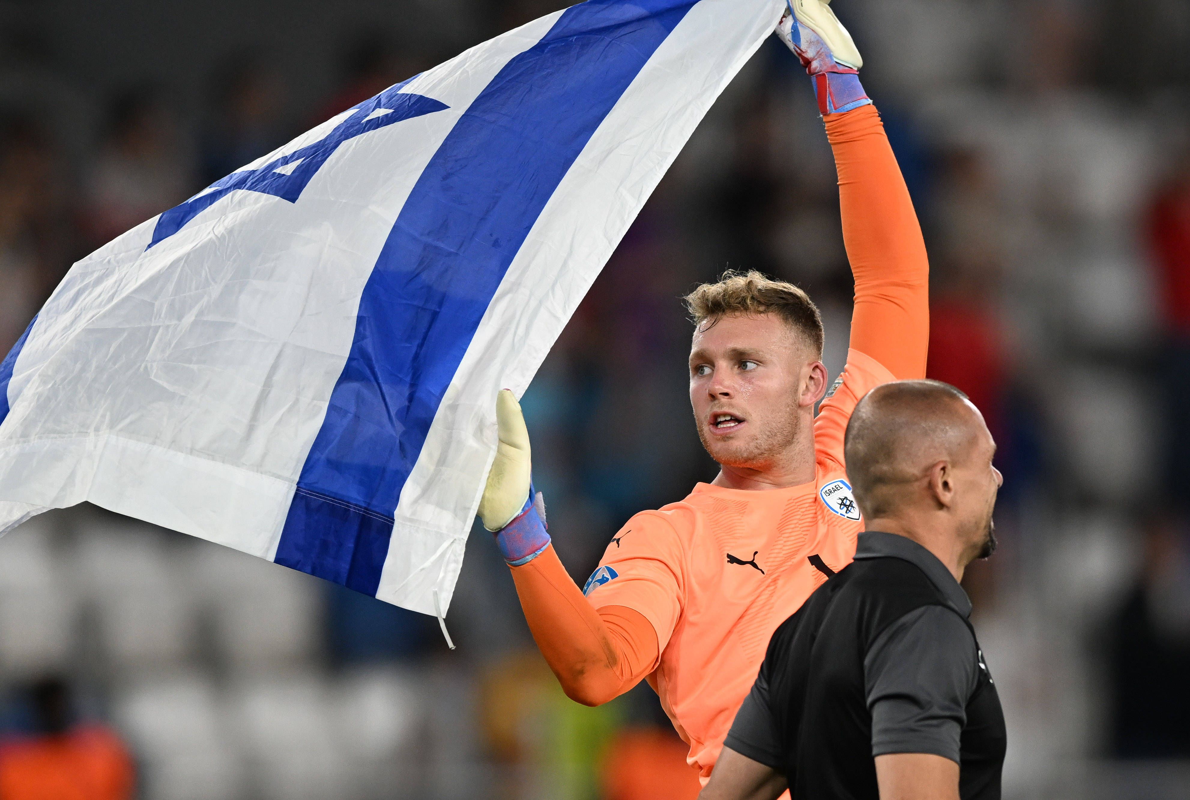 HSV-Torhüter Daniel Peretz mit der israelischen Flagge.