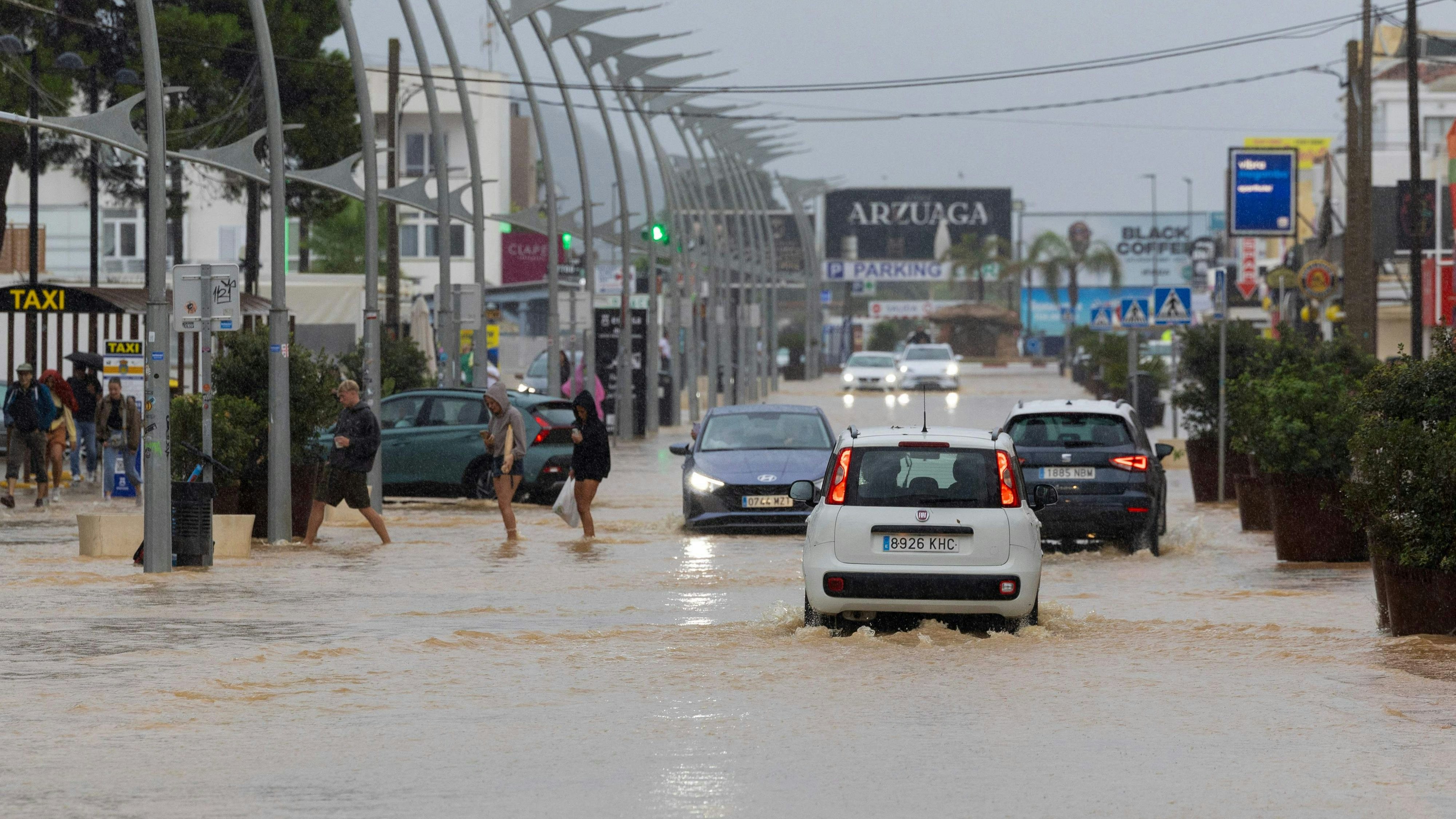 Heute.at - Regenflut im Ferienparadies – 220 Touristen evakuiert