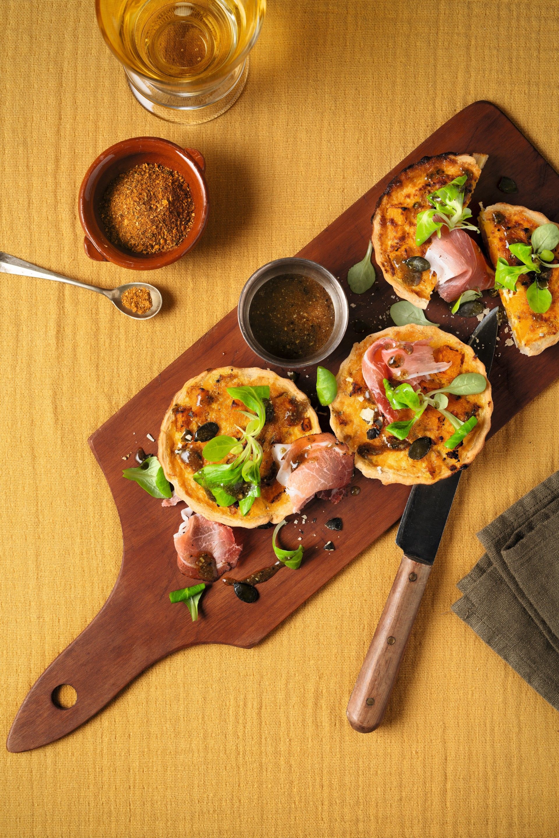 Heute.at - Kürbis-Quiche mit Rohschinken und Vogerlsalat