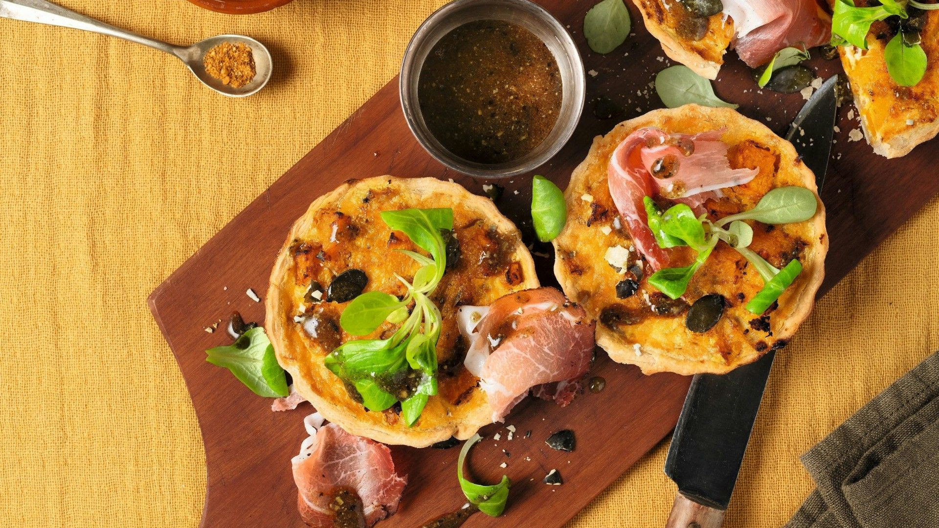 Heute.at - Kürbis-Quiche mit Rohschinken und Vogerlsalat