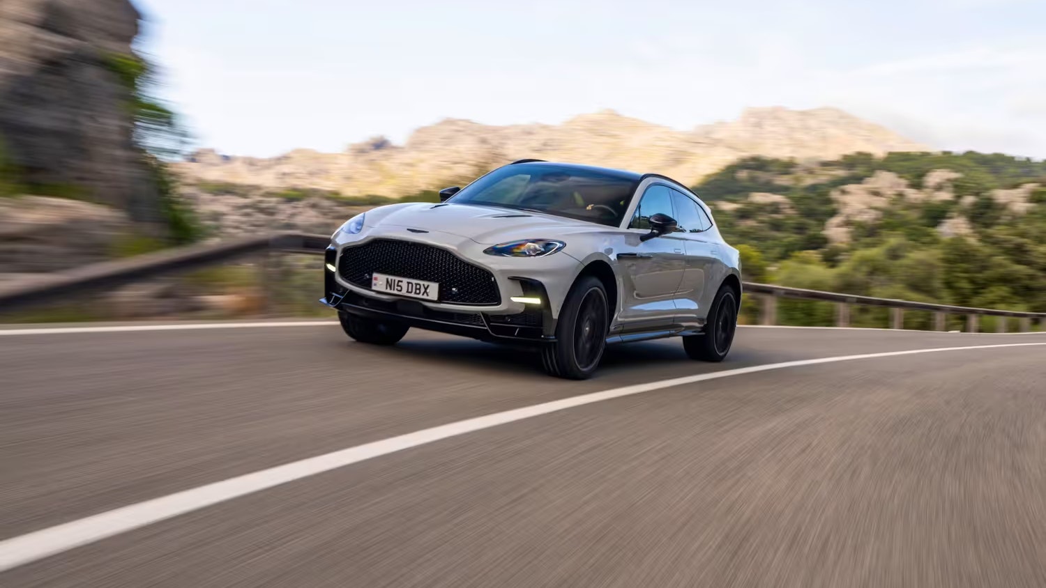 727 Pferde im Galopp: Der DBX S vereint Supersportwagen-Gene mit SUV-Format – und fliegt förmlich durch Mallorcas Landschaft.