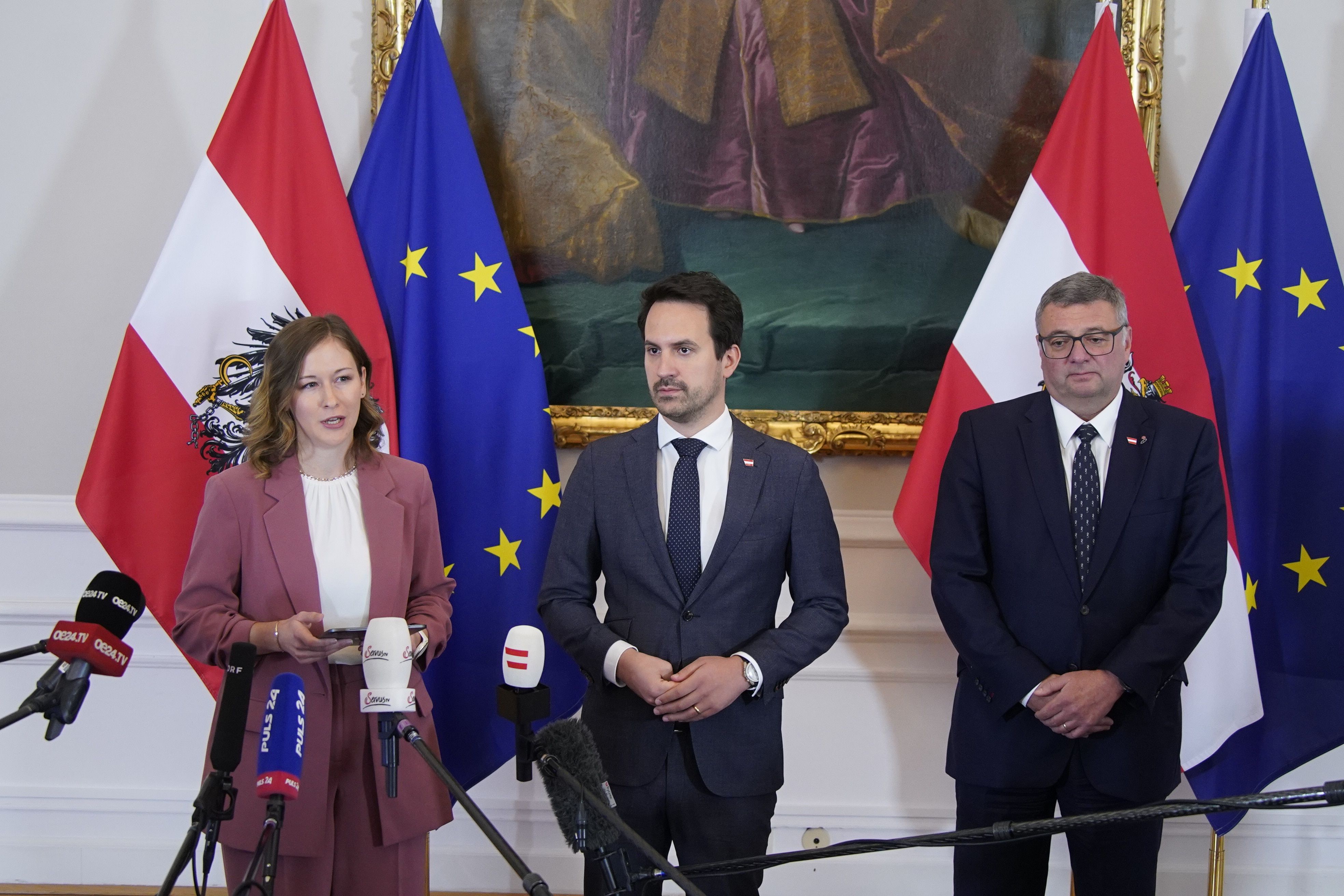 Integrationsministerin Plakolm, Bildungsminister Wiederkehr und Staatssekretär Leichtfried beim Doorstep vor dem Ministerrat.