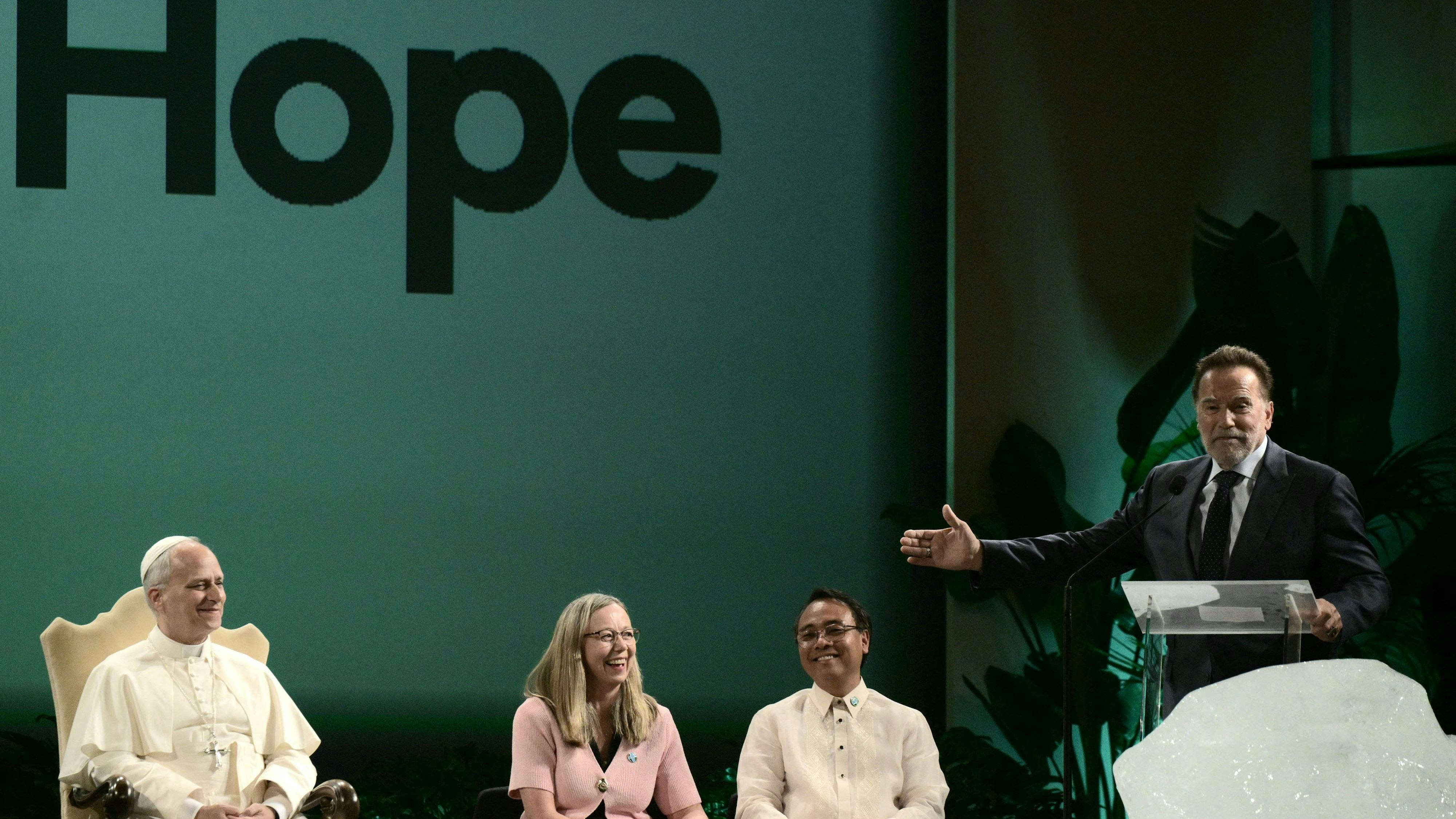 Heute.at - Arnie zu Papst Leo XIV –  Er ist ein Superheld