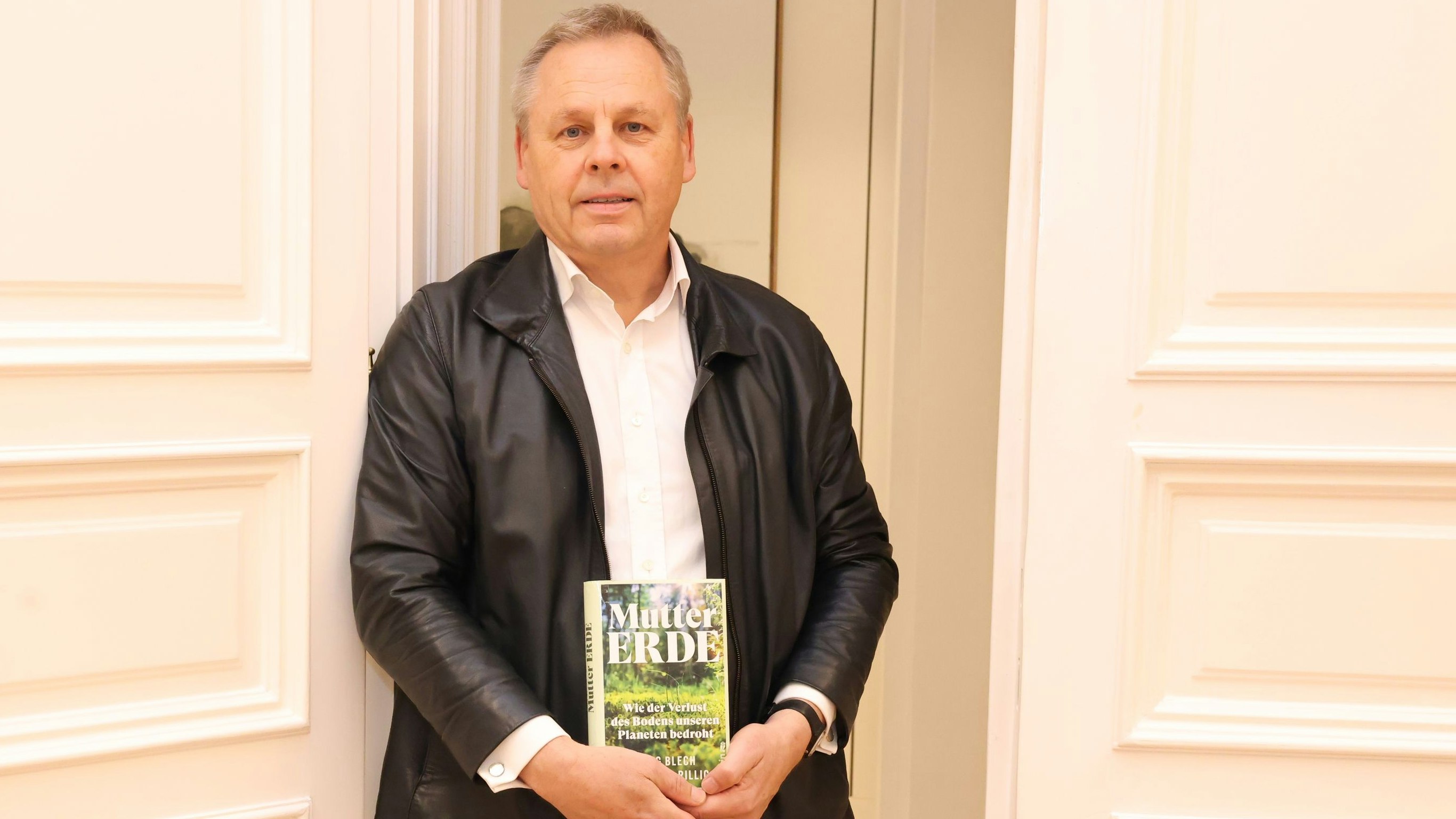 Auf Besuch bei <em>"Heute":</em> Jörg Blech mit seinem neuen Buch "Mutter Erde".