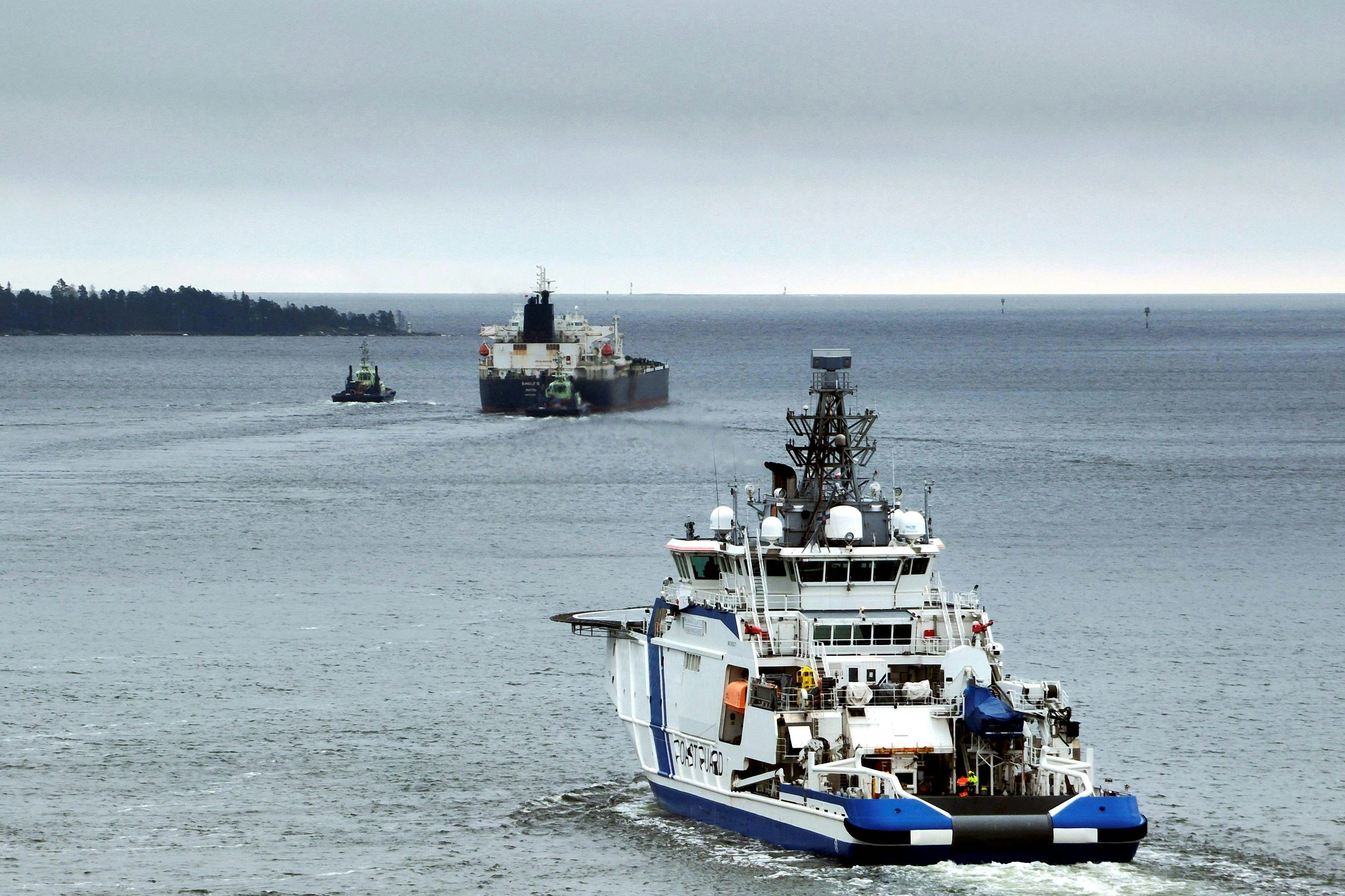 Das finnische Grenzschutzschiff Turva (vorne) eskortiert am 2. März 2025 den auf den Cookinseln registrierten Öltanker Eagle S 