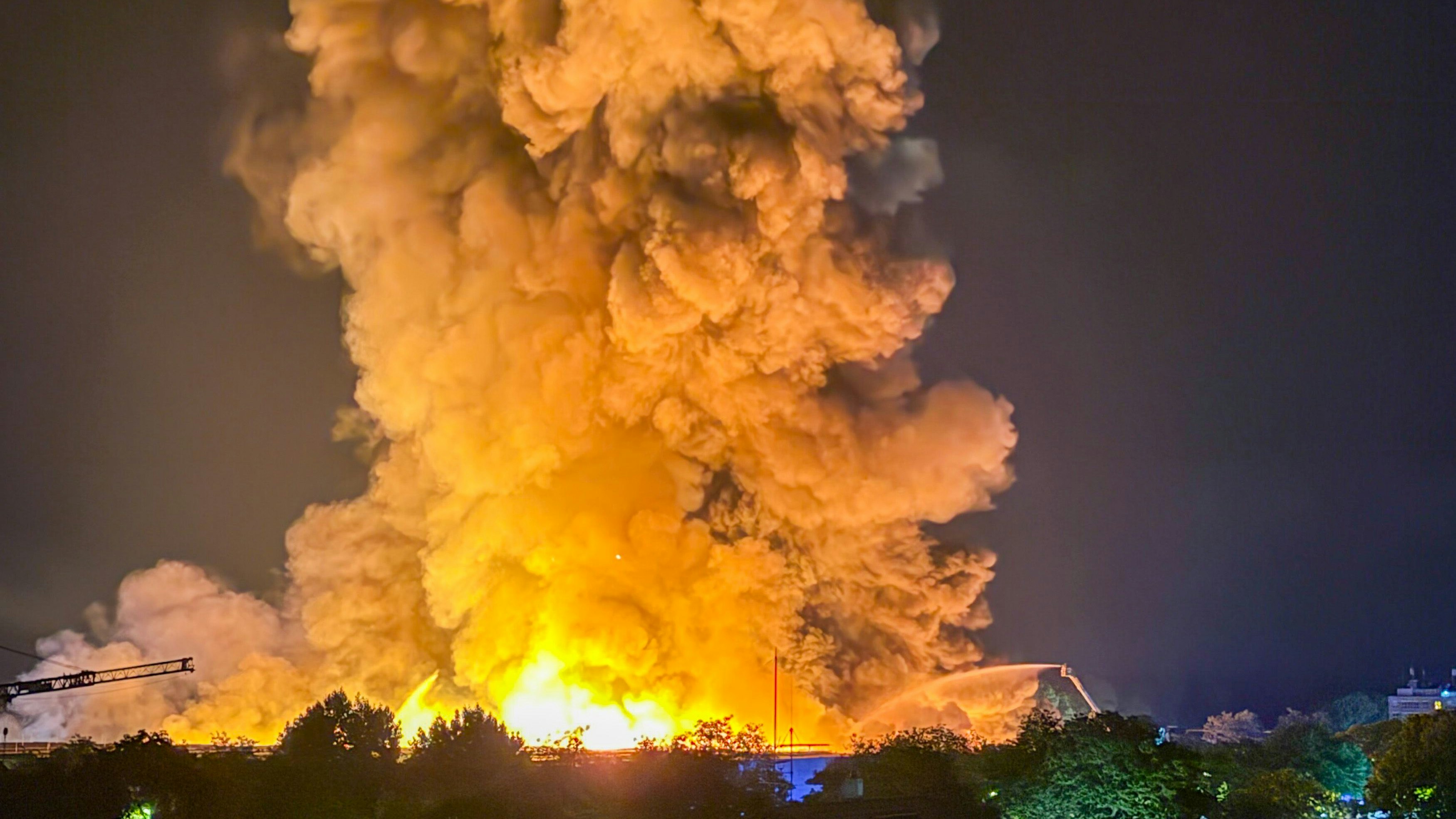 60.000 m² große Lagerhallen von mehreren Logistikunternehmen standen in Vollbrand.
