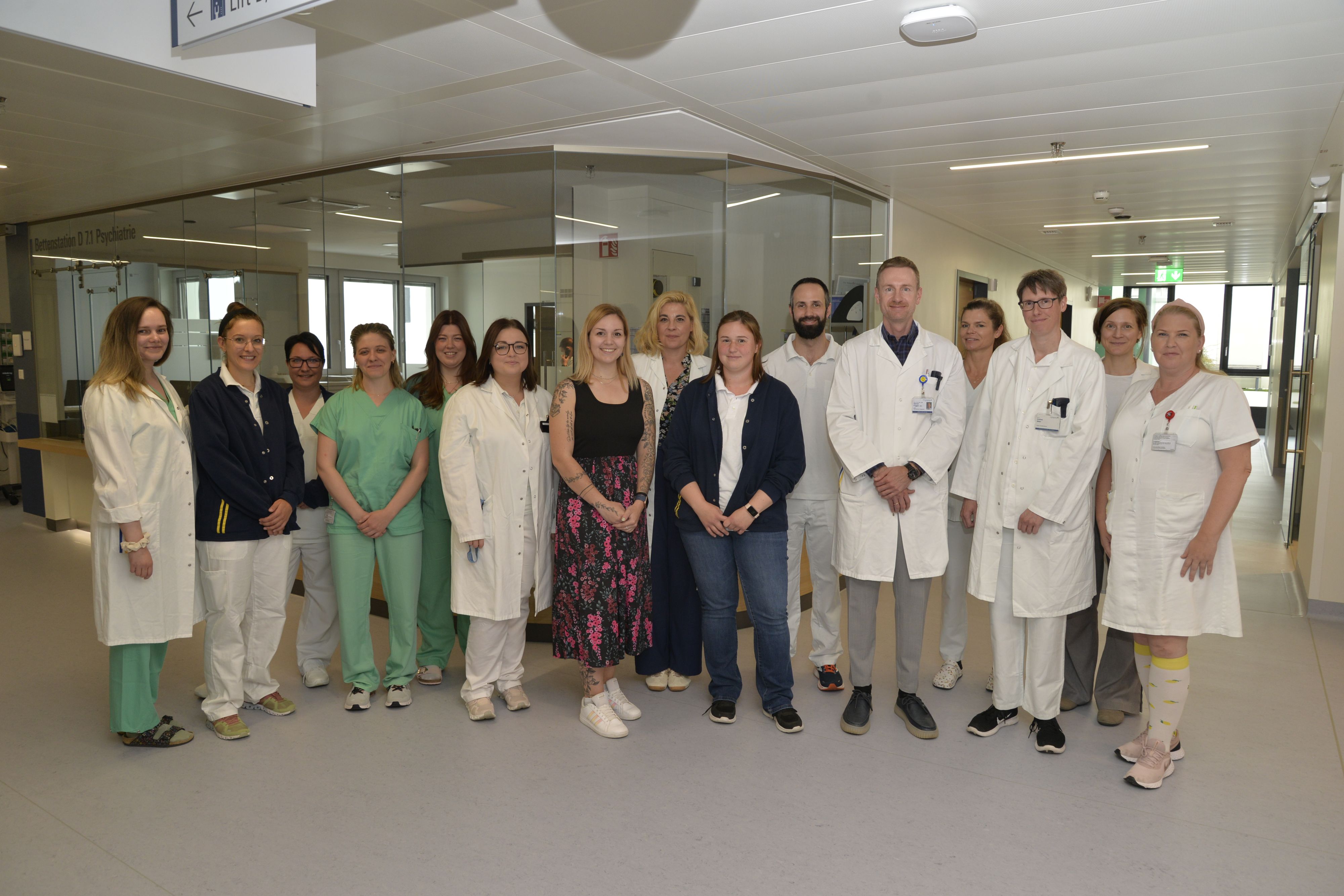 Gernot Fugger (5. von rechts) und das Team der Klinischen Abteilung für Psychiatrie und Psychotherapeutische Medizin am Uniklinikum St. Pölten.