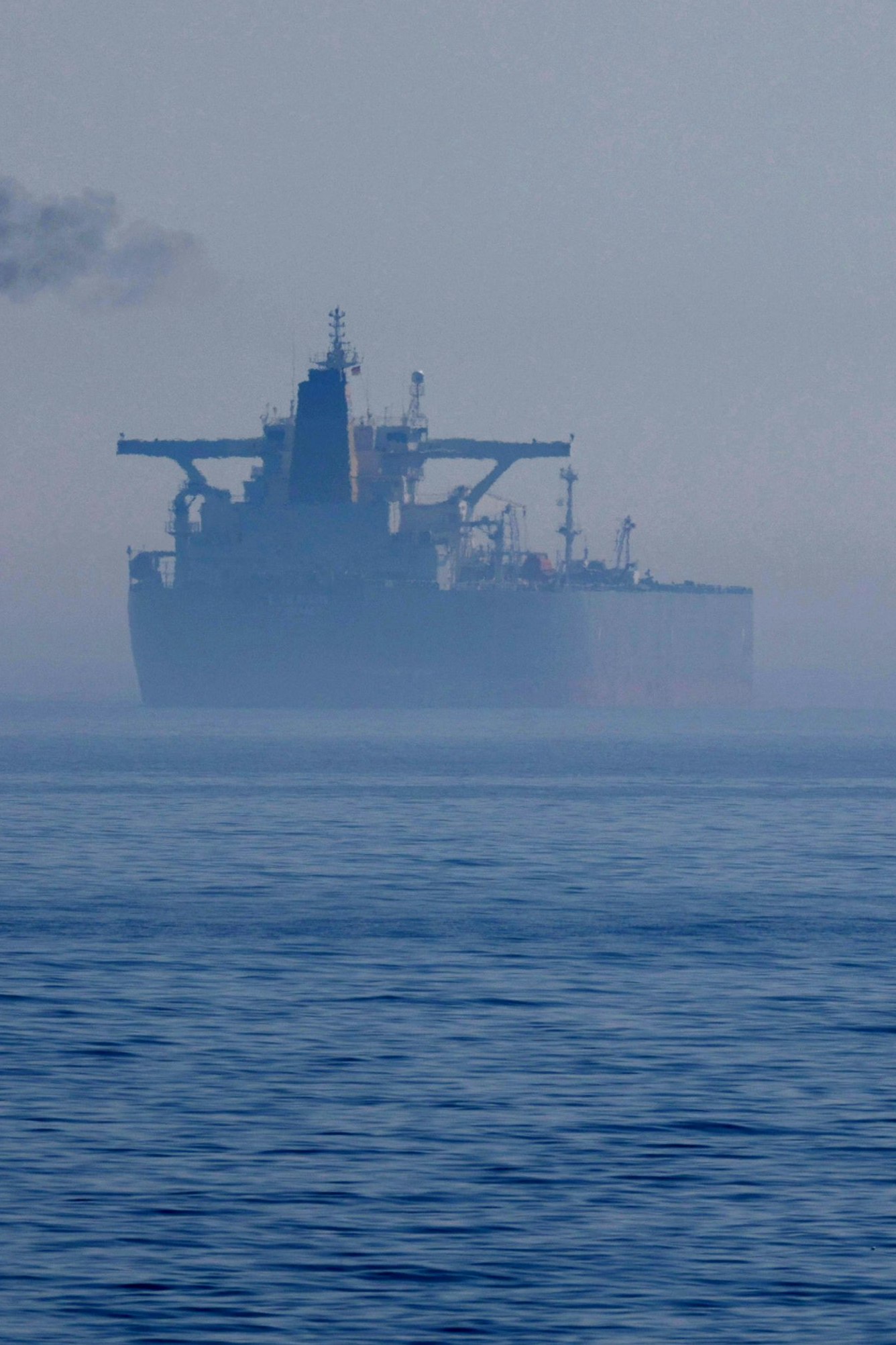 Blick auf das unter panamaischer Flagge fahrende Schattenflotten-Schiff „Eventin“ vor der Küste von Sassnitz, Deutschland