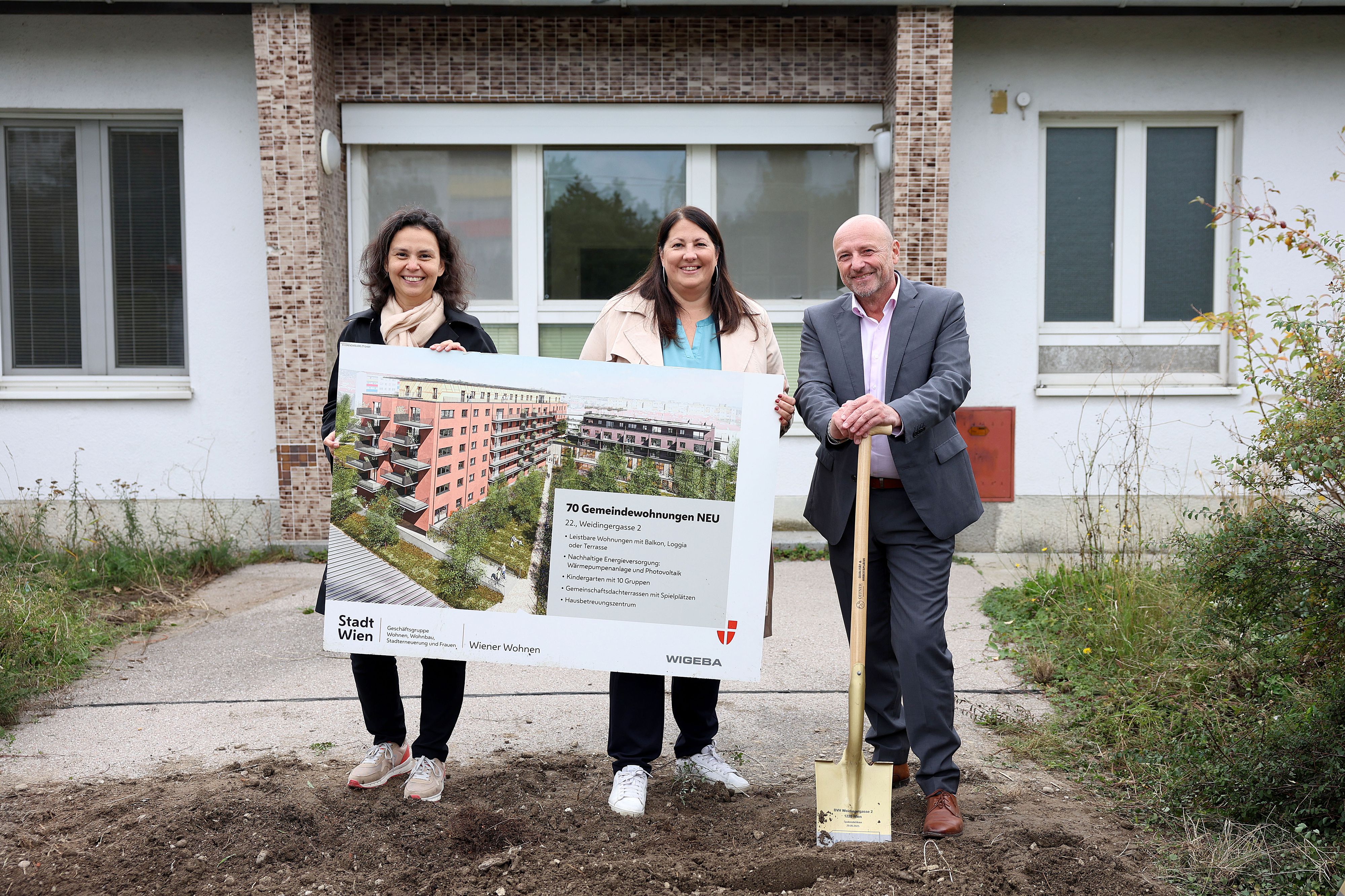 Baustart für den 25. Gemeindebau Neu mit Wohnbaustadträtin Kathrin Gaál (mitte).