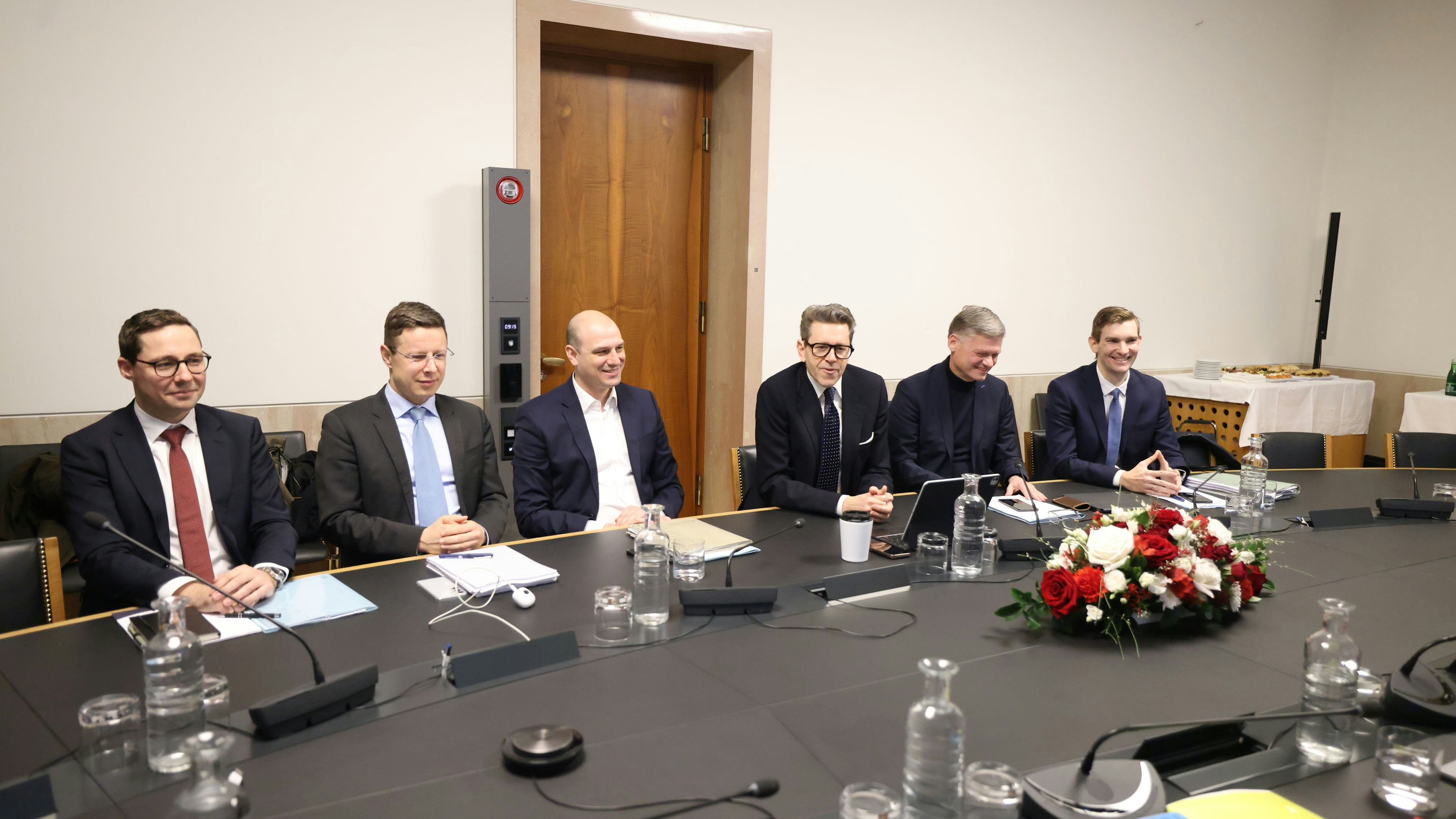 Foto der Regierungsverhandlungen, bei denen Wirtschaftsbund-Chef Mahrer für die ÖVP Standortthemen verhandelte.