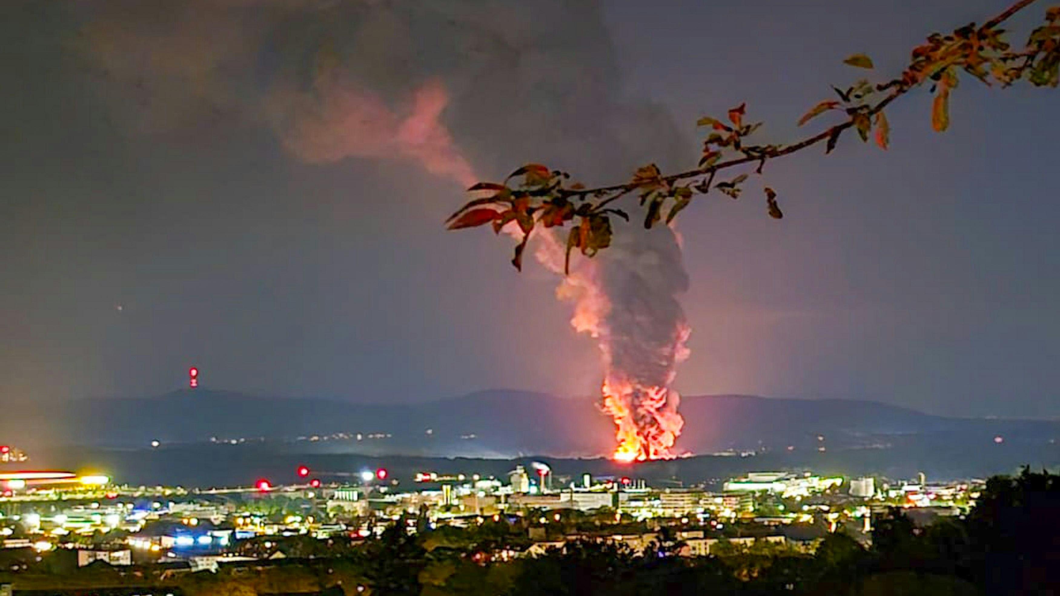 Heute.at - Explosionen! Flammeninferno zerstört Gewerbekomplex