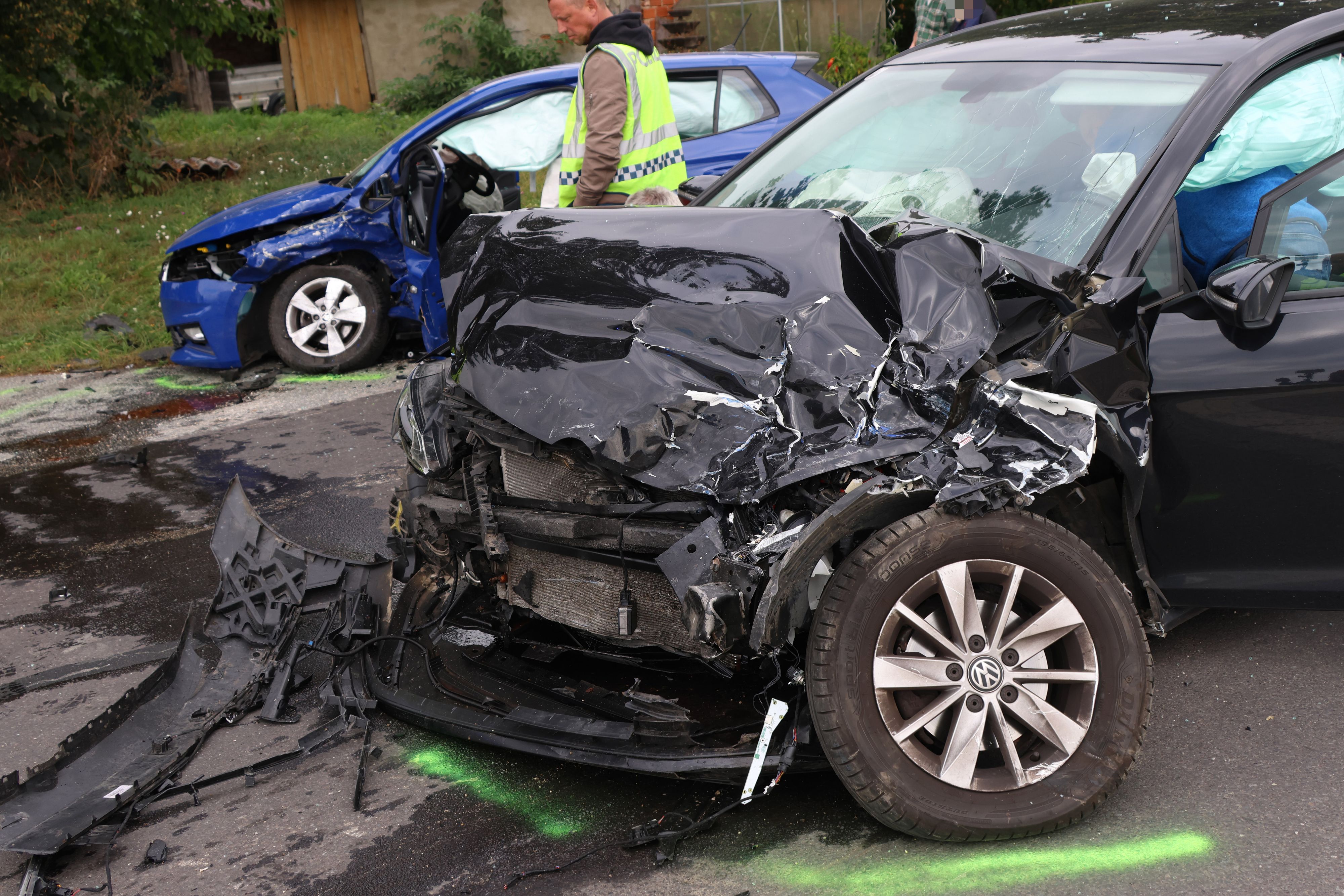 Die beiden Unfallfahrzeuge wurden bei dem Crash schwer beschädigt.