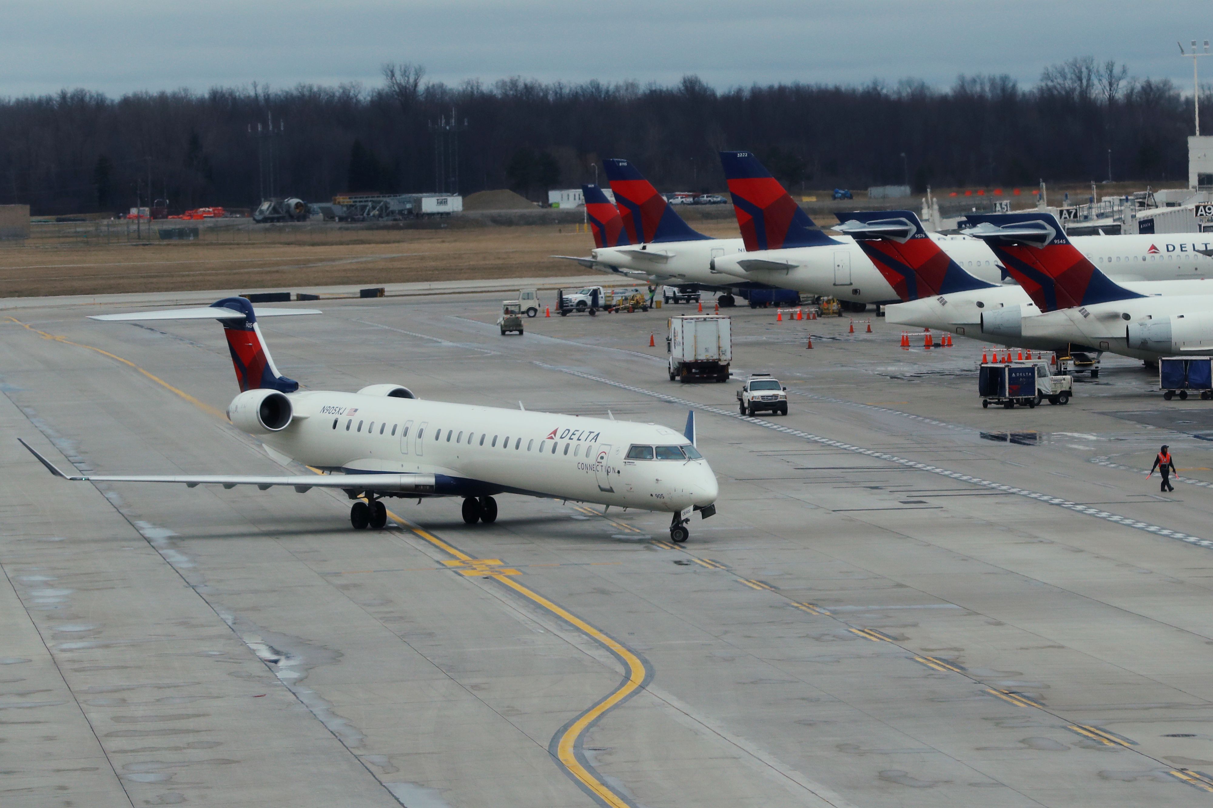 Am Rollfeld sind zwei Flugzeuge zusammengestoßen. Zwei Personen wurden verletzt.