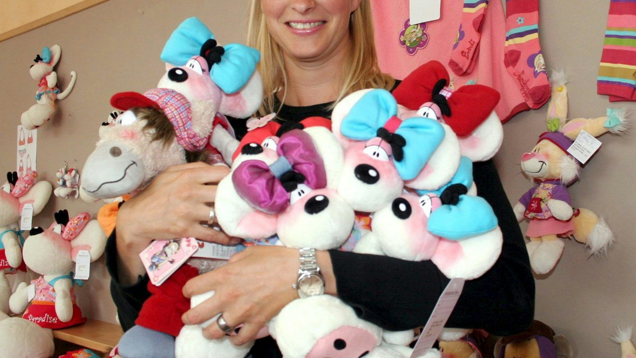 Download von www.picturedesk.com am 02.10.2025 (12:47).  Die Designerin Sabine Reincke posiert am 4. August 2005 im Büro des Depesche Vertrieb GmbH in Geesthacht, Deutschland, mit Springmäusen Diddl. - 20050804_PD3207 - Rechteinfo: Rights Managed (RM)