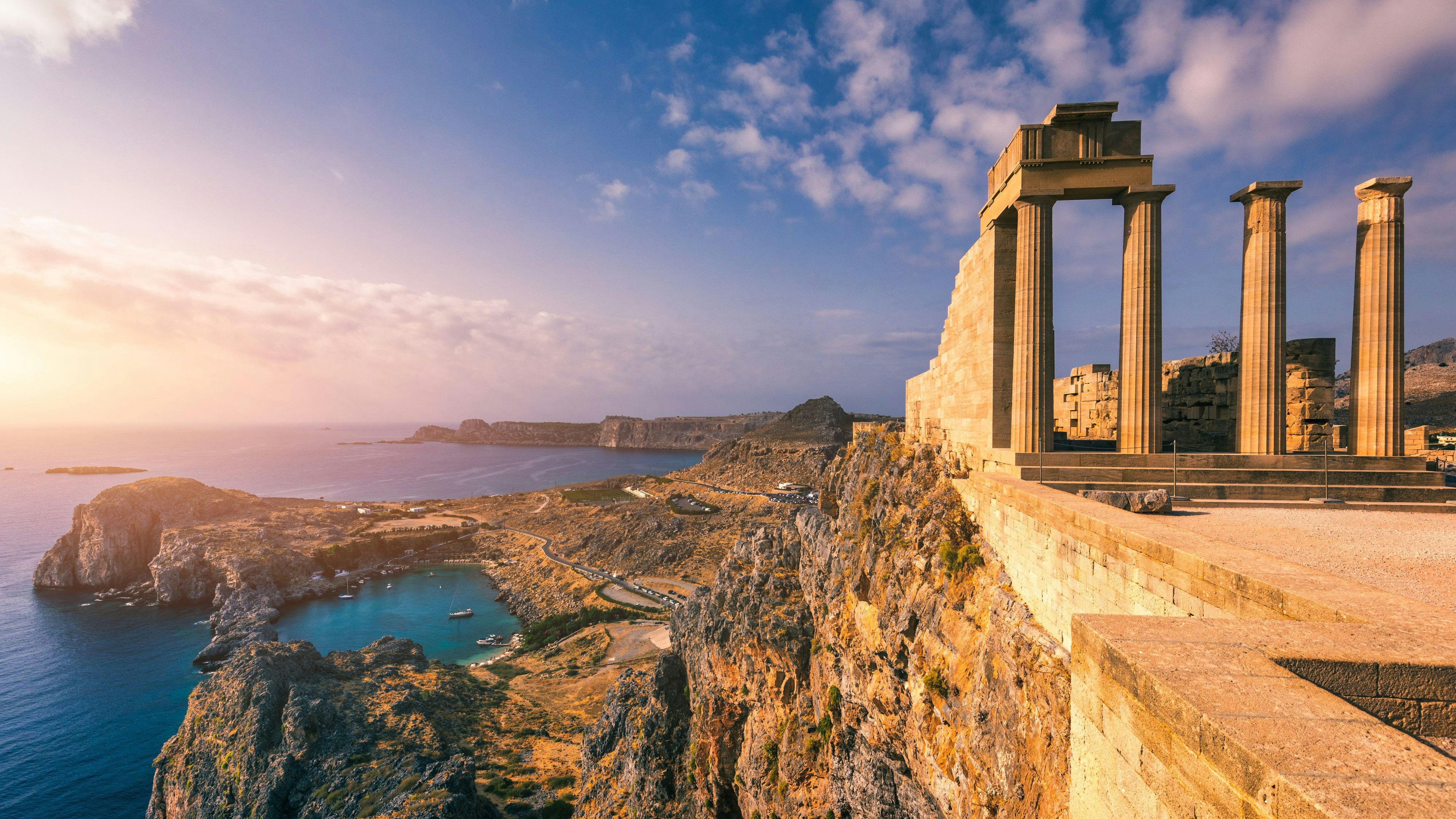 Luftaufnahme der St. Pauls-Bucht in Lindos, auf der Insel Rhodos, Griechenland.<br> Panoramaaufnahme mit Blick auf die St. Pauls-Bucht in Lindos auf der Insel Rhodos, Griechenland, Europa.