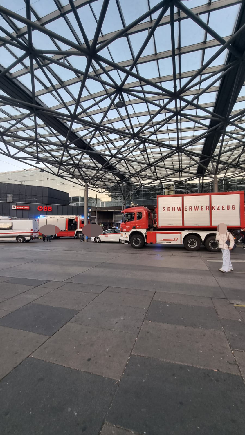 Ein defektes Fahrzeug sorgt für einen Großeinsatz der Berufsfeuerwehr.