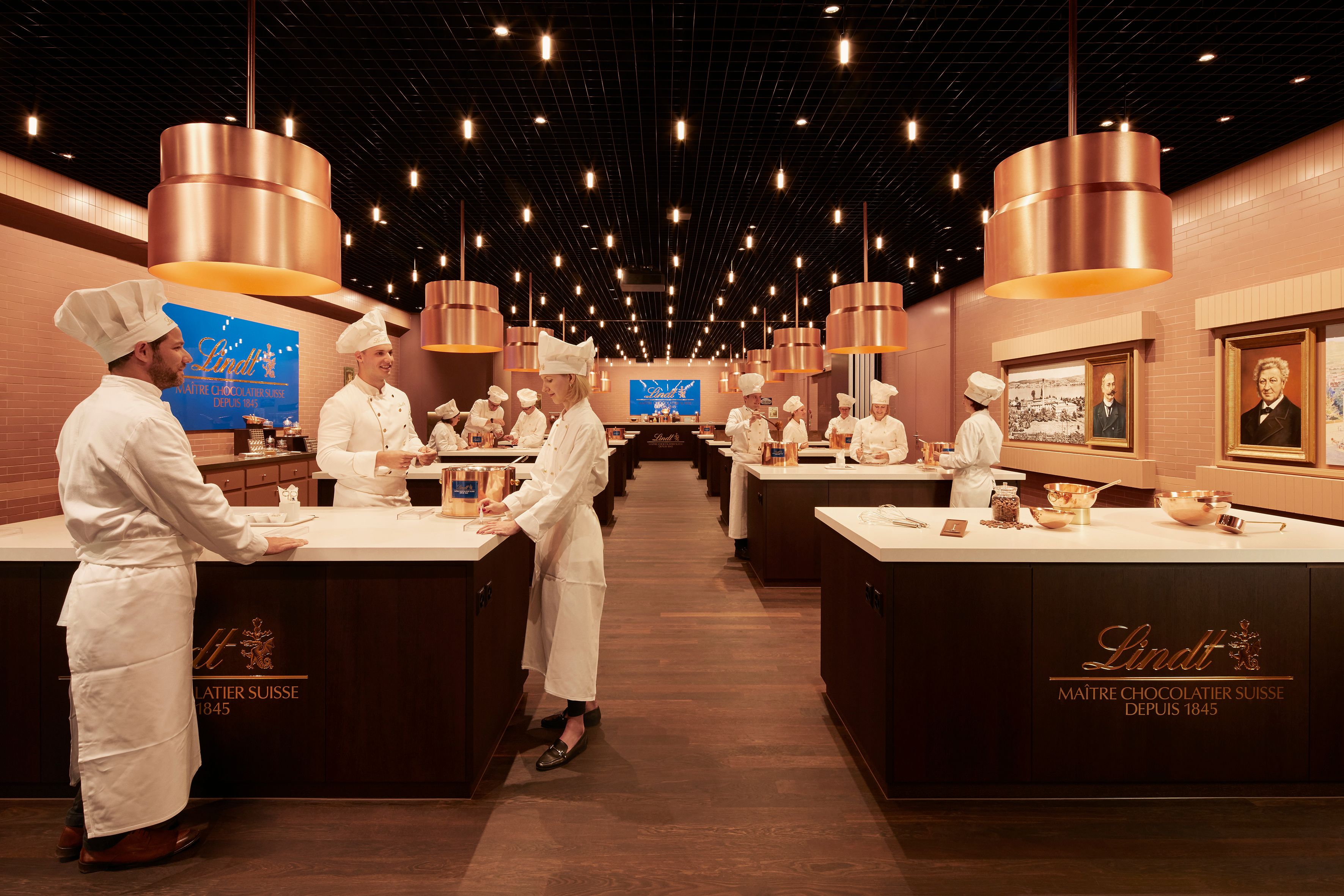 Im Flagship Store wird es eine Lindt Chocolateria geben: Dort wird Schokolade vor den Augen der Besucher zubereitet.