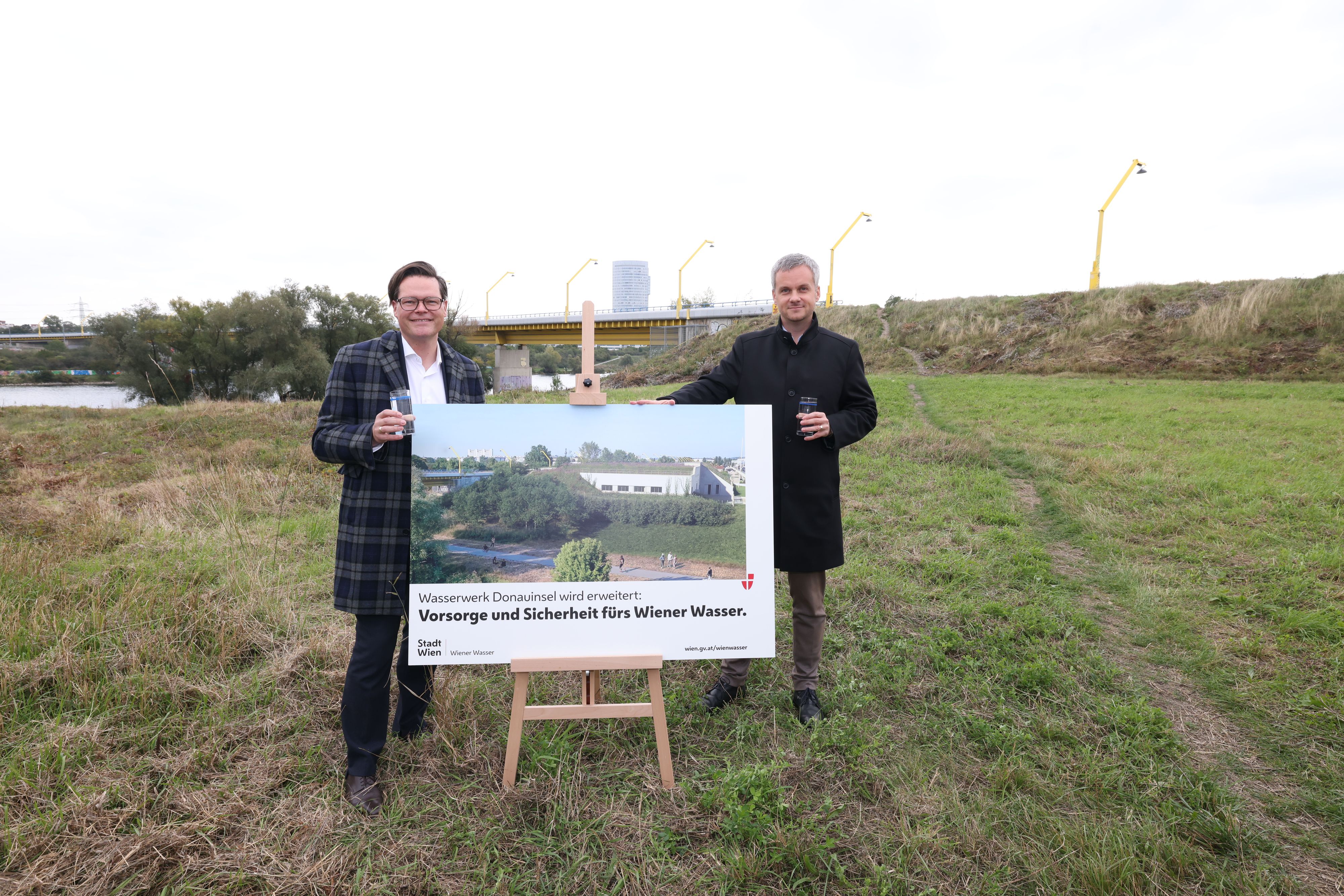 Klimastadtrat Jürgen Czernohorszky (l.) und Wiener-Wasser-Chef Paul Hellmeier präsentieren das Projekt Donauinsel-Wasserwerk.