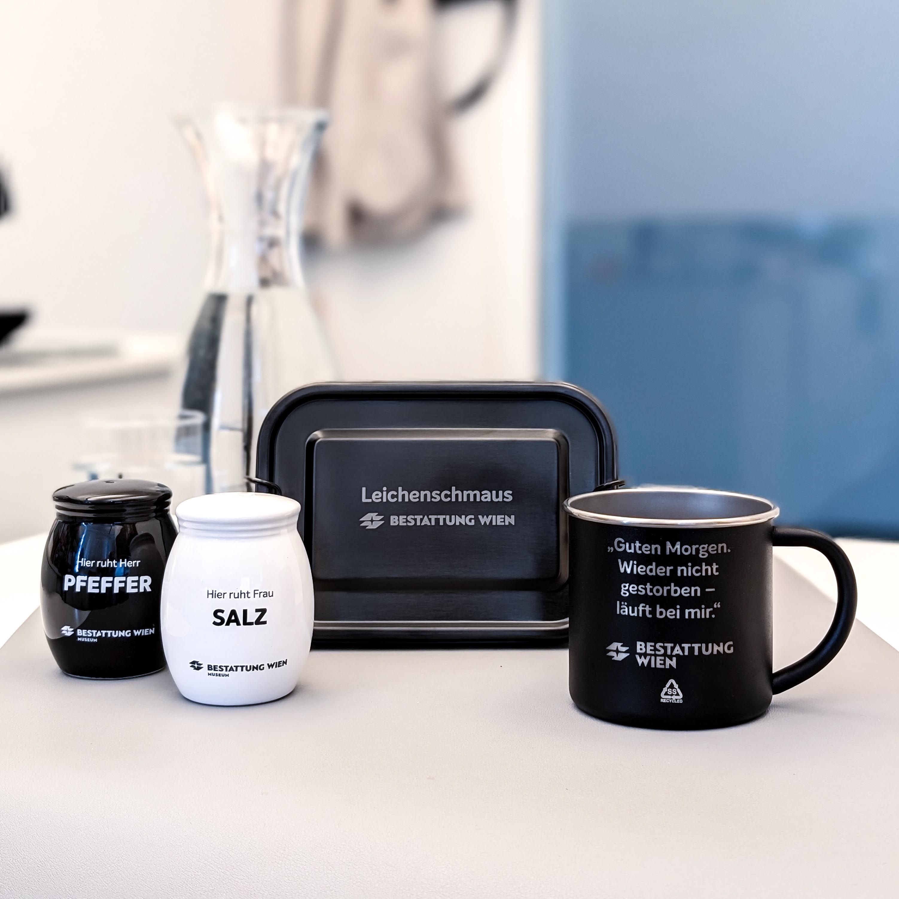 Die neue Herbstkollektion des Bestattungsmuseums hat wieder einmal Humor.