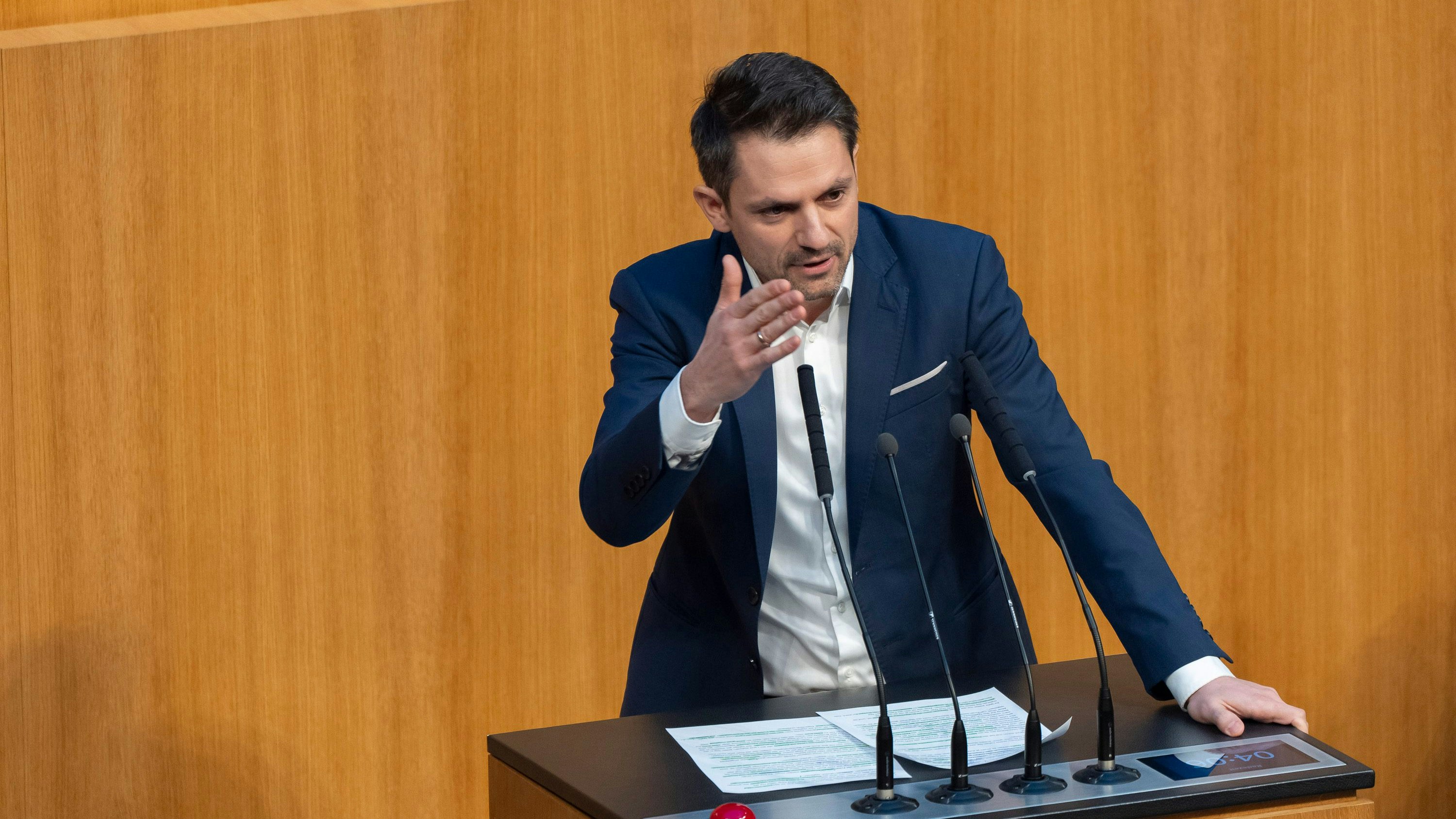 "Während überall das Geld fehlt, verbetoniert die Regierung Milliarden in den Lobautunnel und hält weiterhin an den klimaschädlichen Förderungen fest", so der grüne Budgetsprecher Jakob Schwarz.