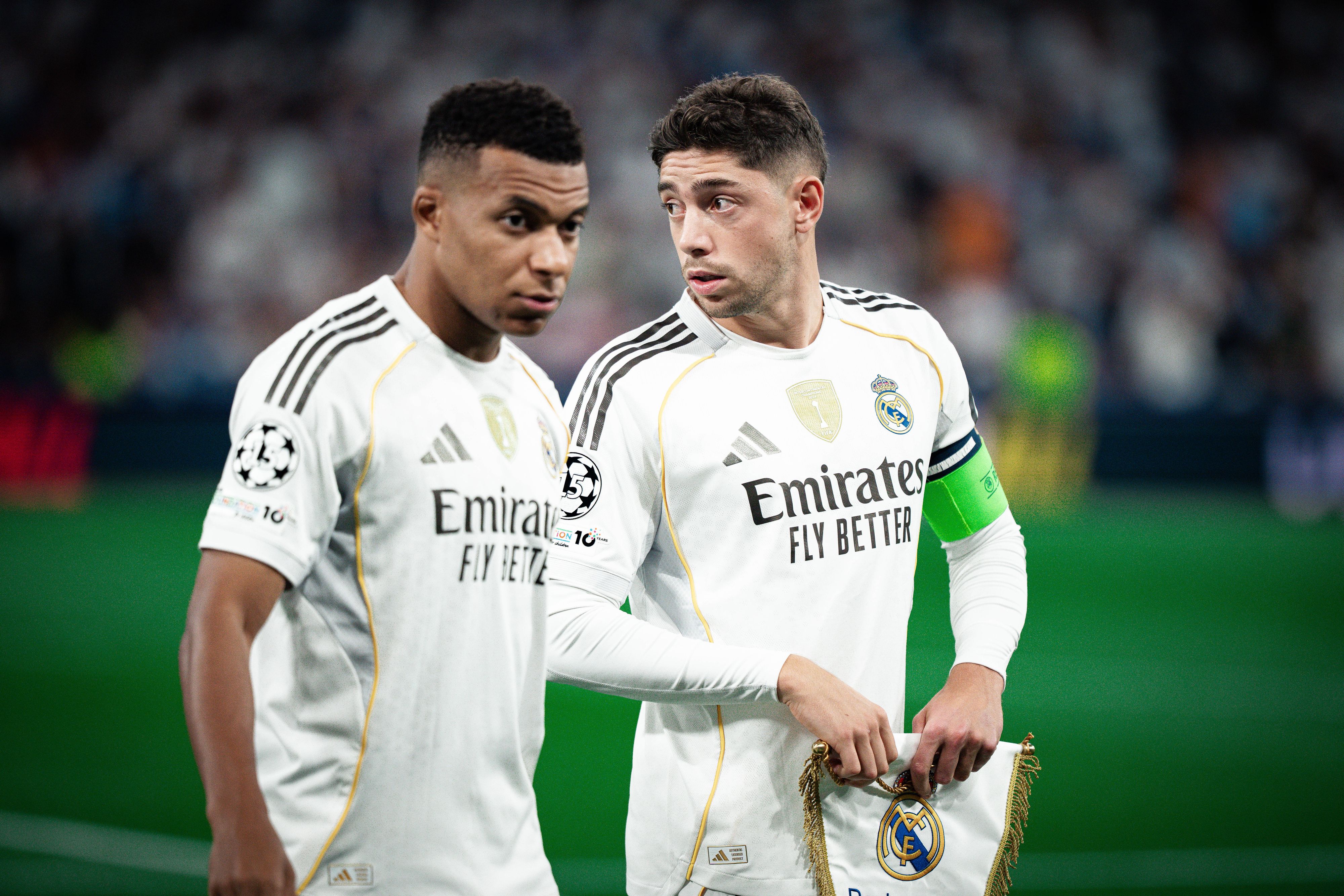 Federico Valverde (r.) streitet sich mit Trainer Xabi Alonso.