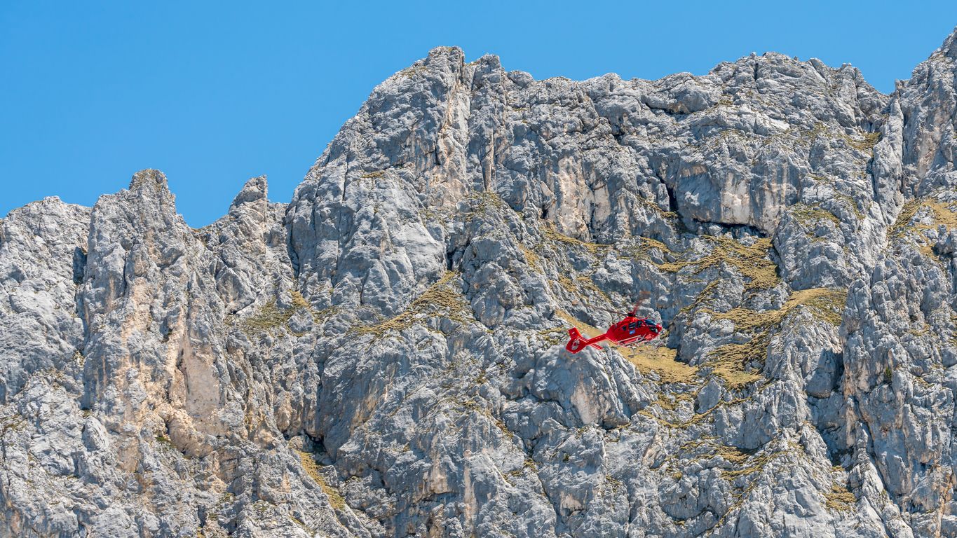 Der Verunfallte wurde vom Notarzt des Rettungshubschraubers erstversorgt und mit dem Tau aus dem Gelände geborgen.
