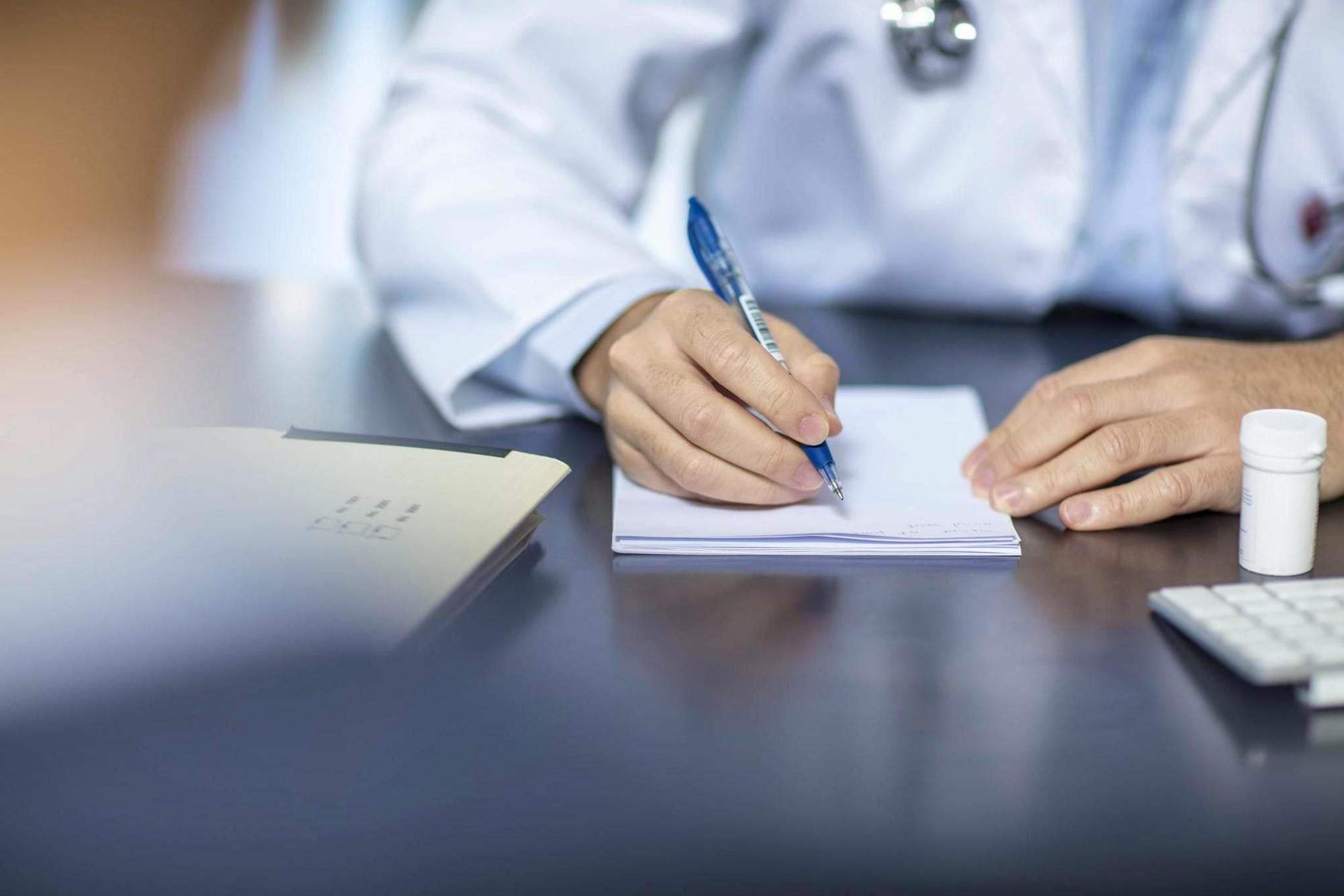 Ein junger Mann reichte bei seinem Arbeitgeber ein Arztzeugnis ein und arbeitete trotz der Krankschreibung im Ausland weiter.