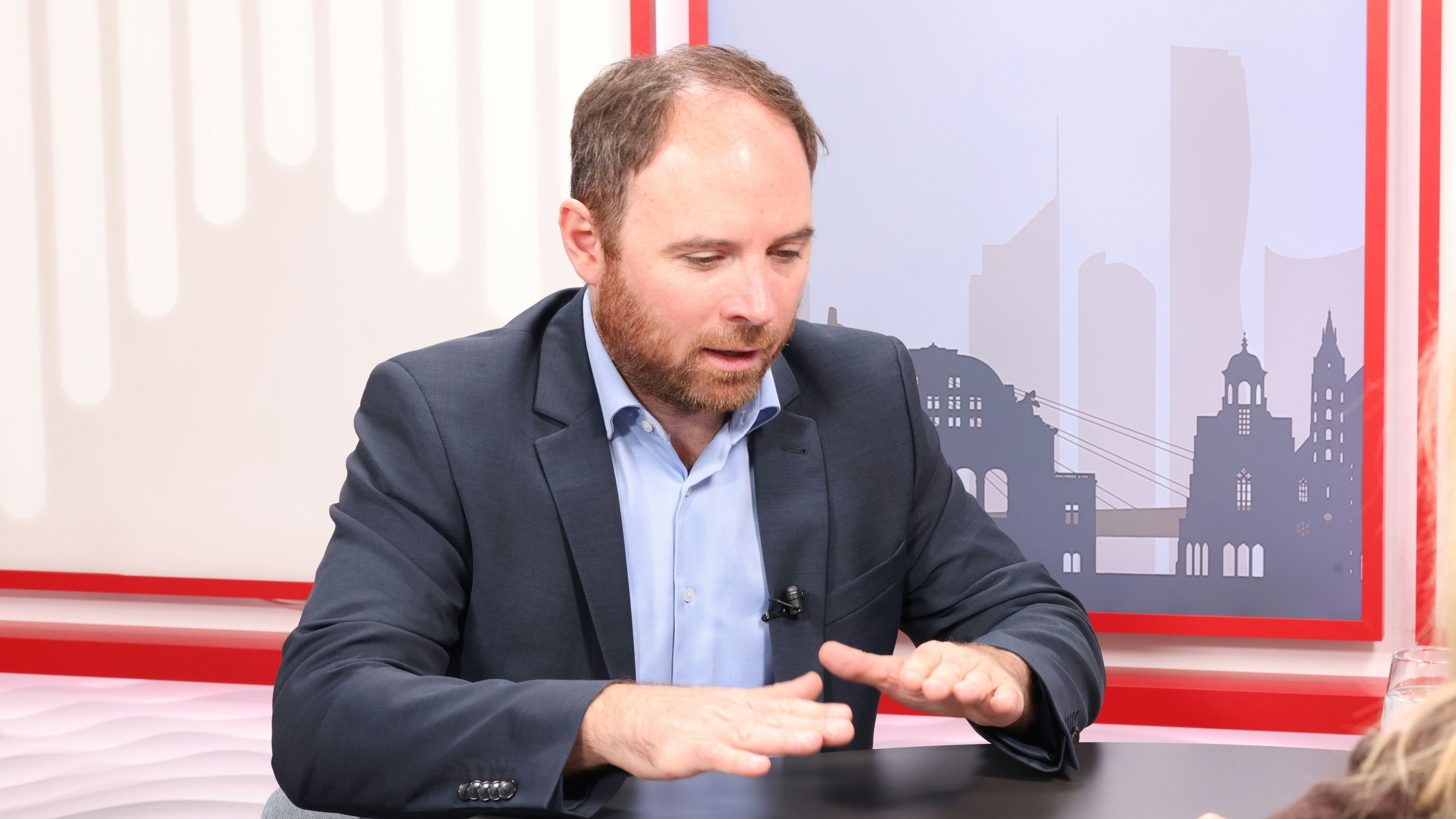 Klaus Seltenheim (SPÖ) erläutert die Mietpreisbremse, mit der künftig extreme Teuerung beim Wohnen verhindert werden soll.